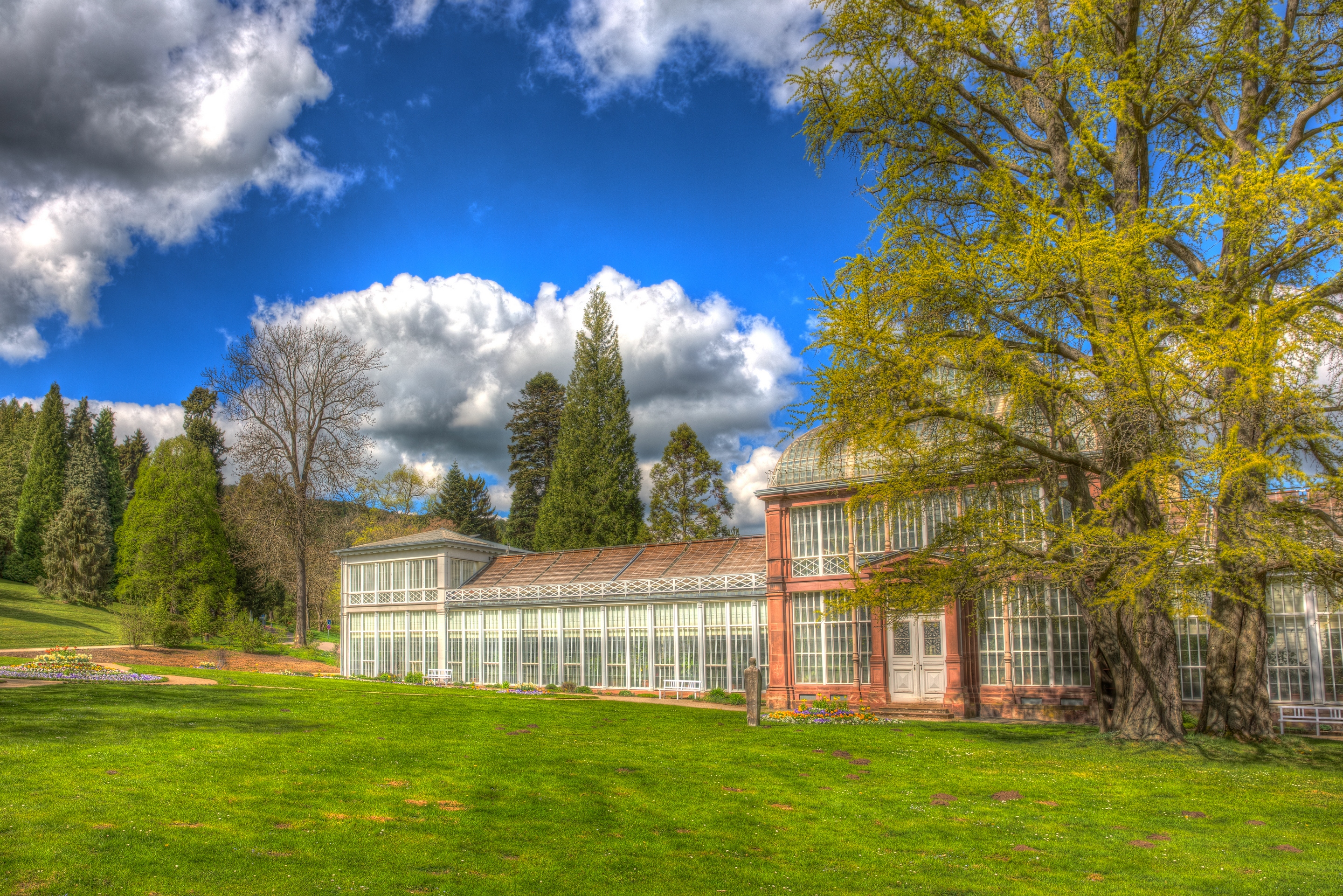 Обои небо, облака, деревья, здание, schlosspark wilhelmshohe, the sky, clouds, trees, the building разрешение 2880x1921 Загрузить