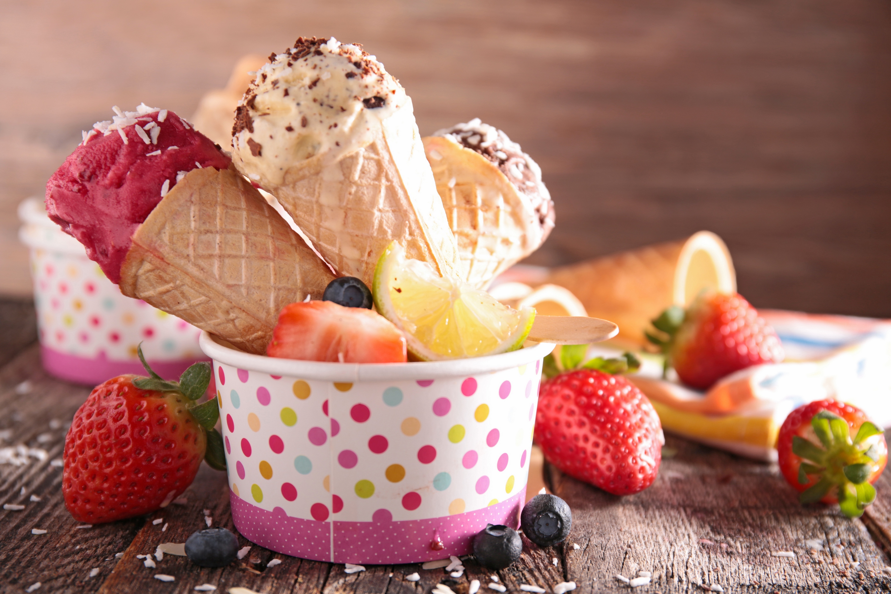 Обои мороженое, клубника, ягоды, черника, сладкое, десерт, ice cream, strawberry, berries, blueberries, sweet, dessert разрешение 2880x1920 Загрузить