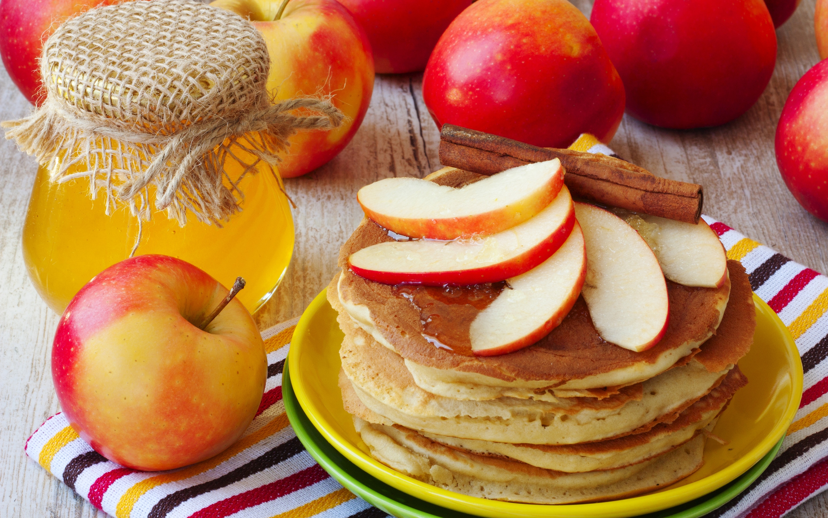 Обои яблоки, джем, мед, блинчики, блины, apples, jam, honey, pancakes разрешение 2880x1800 Загрузить