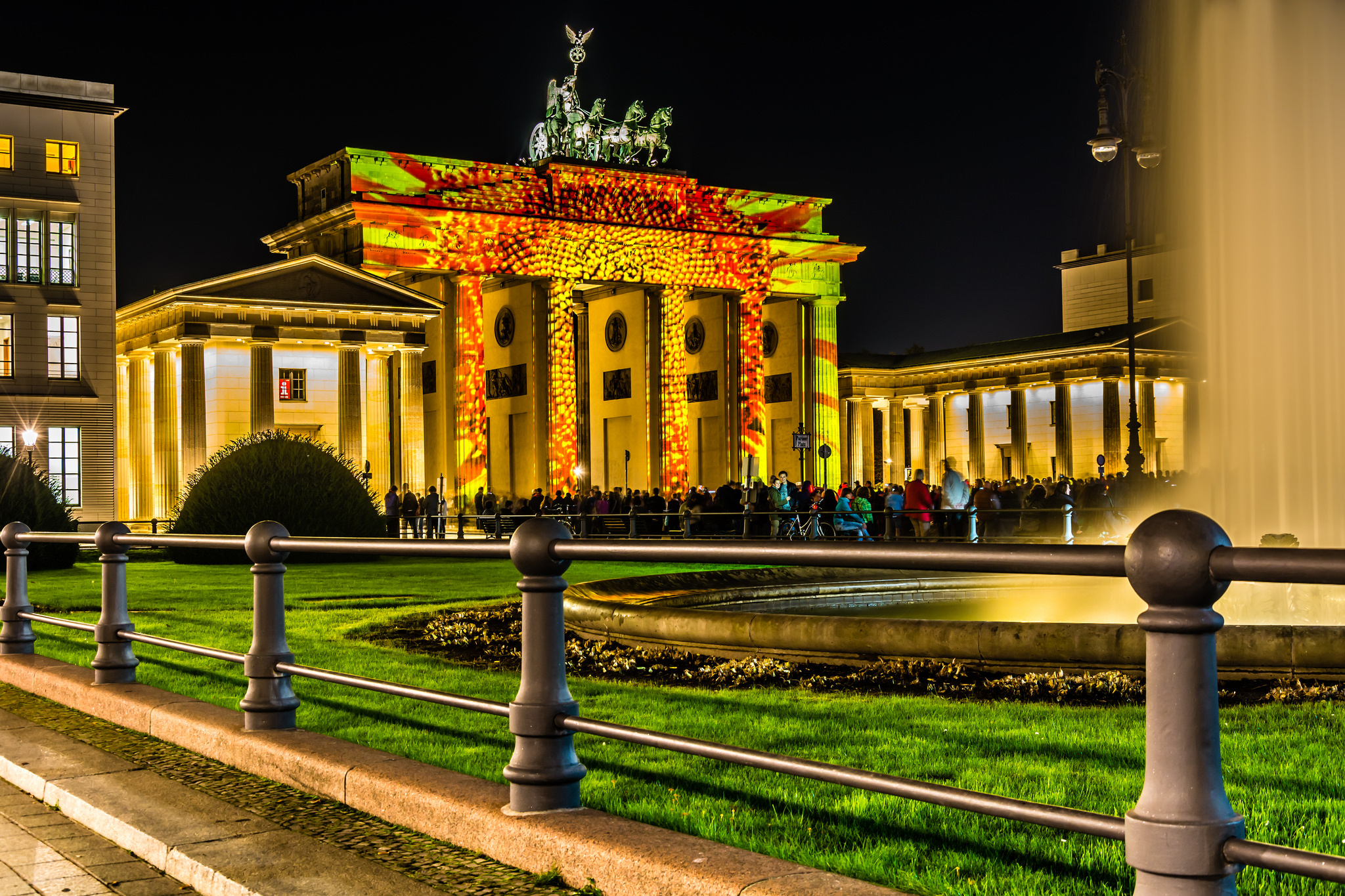 Обои ночь, огни, германия, берлин, световое шоу, night, lights, germany, berlin, light show разрешение 2048x1365 Загрузить