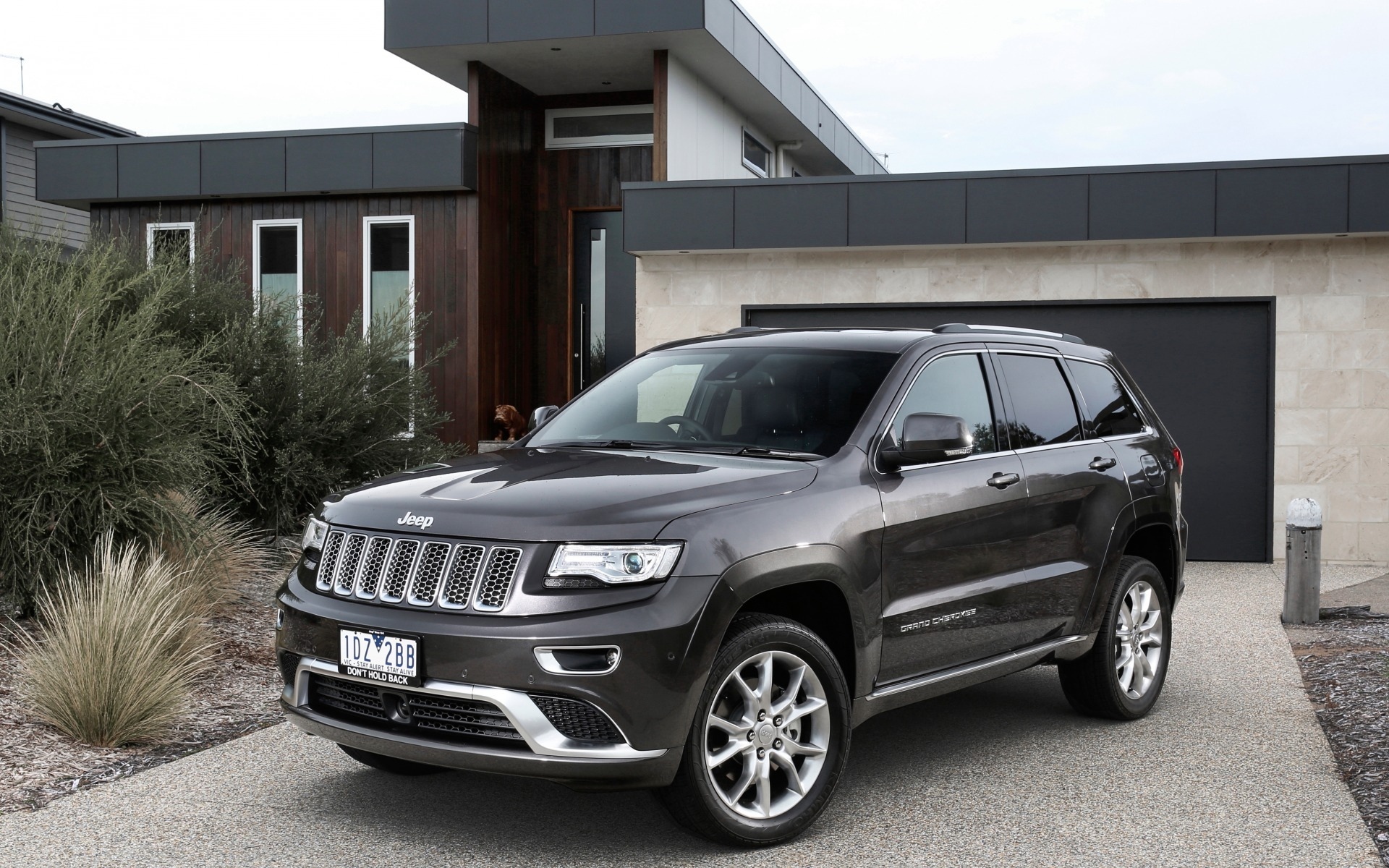 Скачать обои авто, дом, гараж, кустарник, jeep-grand-cherokee разрешение  1024x768 #95965