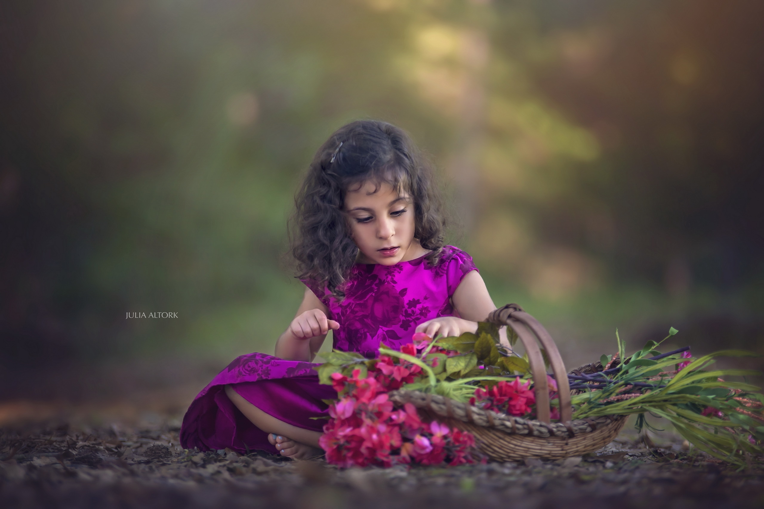 Девочка с корзинкой цветов без смс
