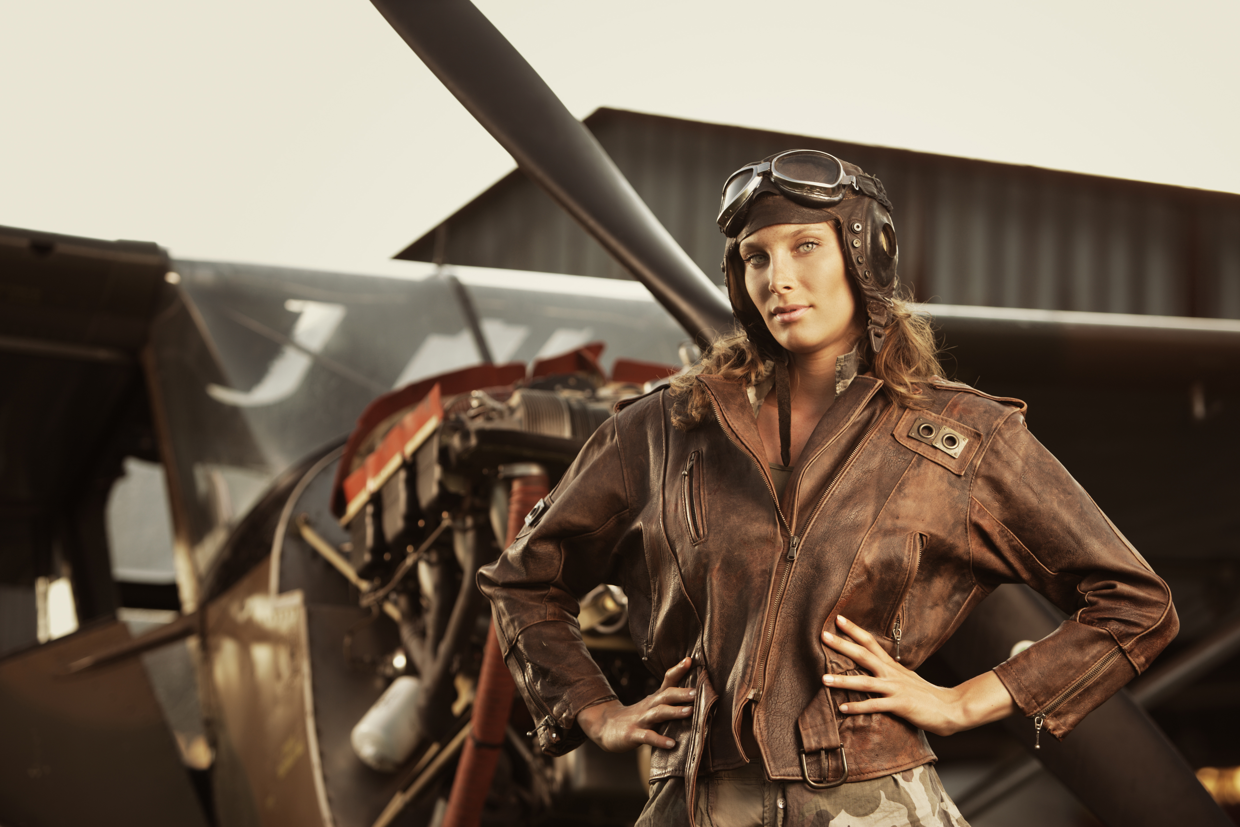 Обои девушка, самолет, пилот, куртка, шатенка, girl, the plane, pilot, jacket, brown hair разрешение 5000x3333 Загрузить