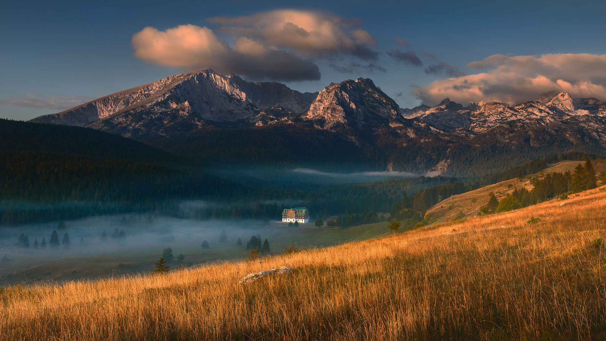 Обои горы, туман, дом, mountains, fog, house разрешение 2048x1152 Загрузить