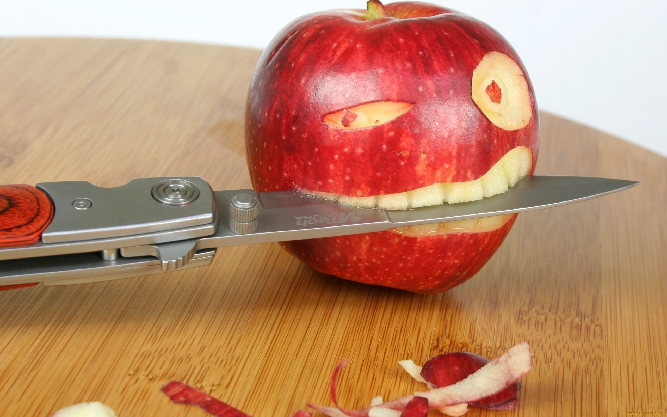Обои глаза, стол, зубы, яблоко, нож, eyes, table, teeth, apple, knife разрешение 2560x1600 Загрузить