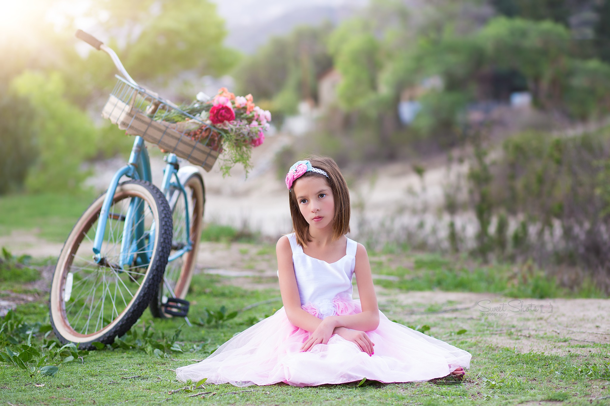 девушка зеленое платье велосипед цветы girl green dress bike flowers скачать
