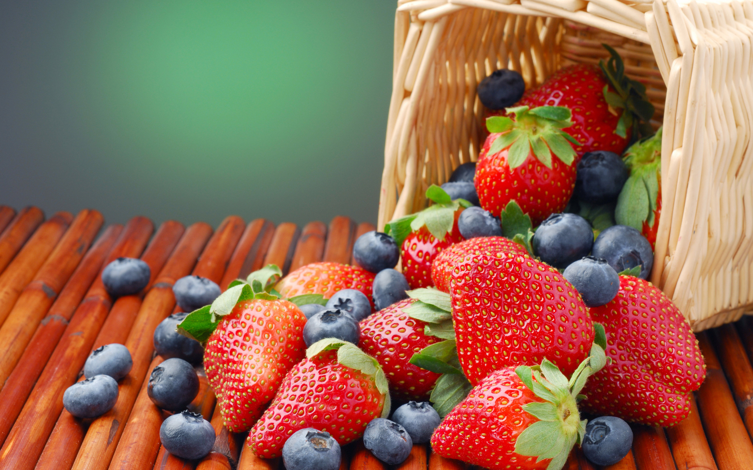 Обои еда, клубника, ягоды, черника, голубика, food, strawberry, berries, blueberries разрешение 2560x1600 Загрузить