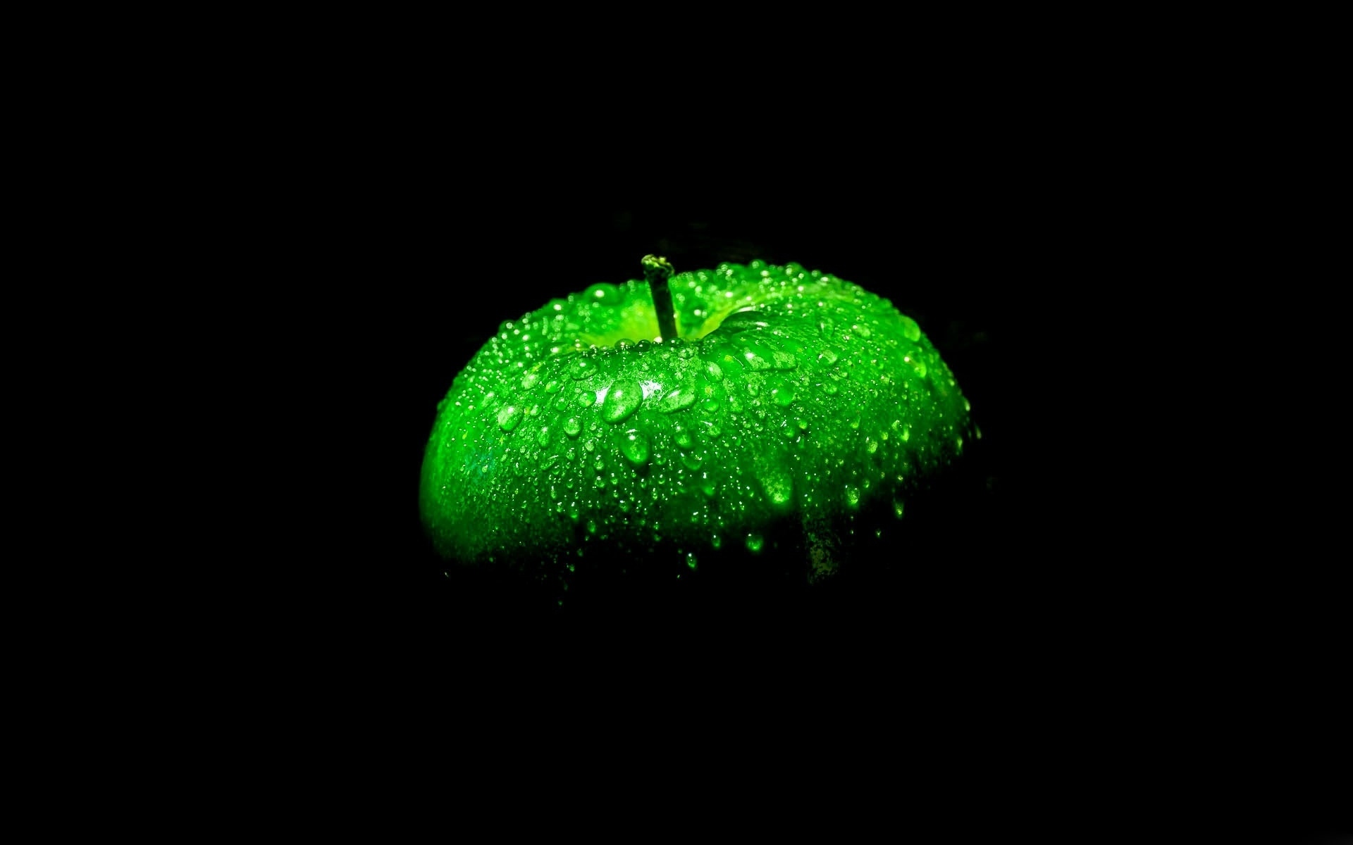 Обои капли, черный фон, яблоко, зеленое, капли воды, м, drops, black background, apple, green, water drops, m разрешение 1920x1200 Загрузить