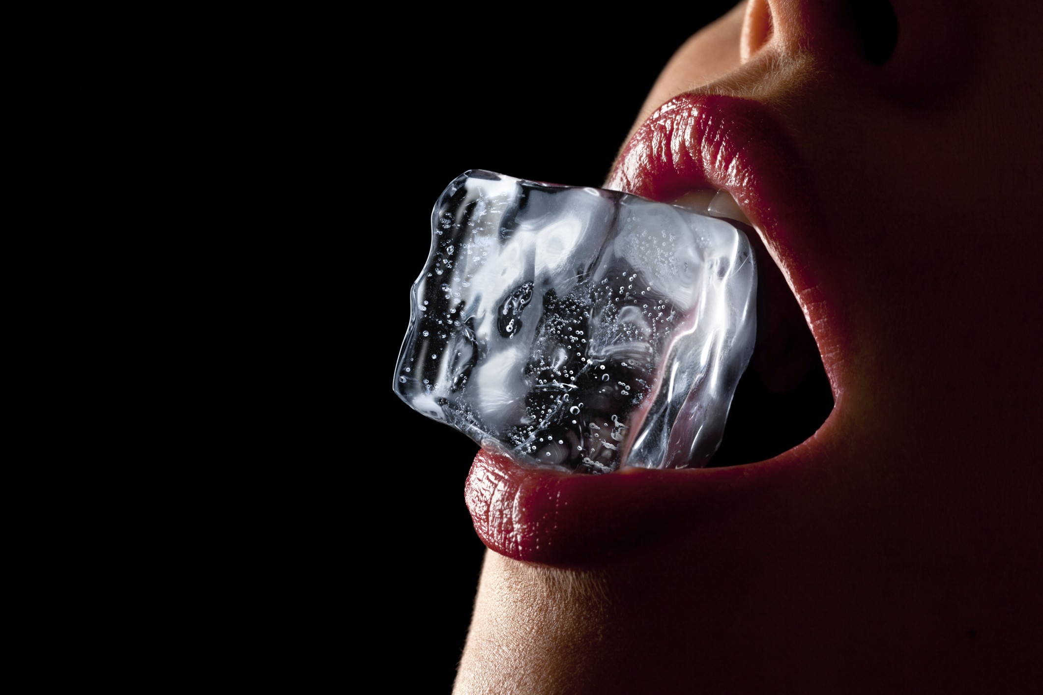 Полный рот стекла. Кубики льда. Девушка с кусочком льда. Кусочком льда по телу.