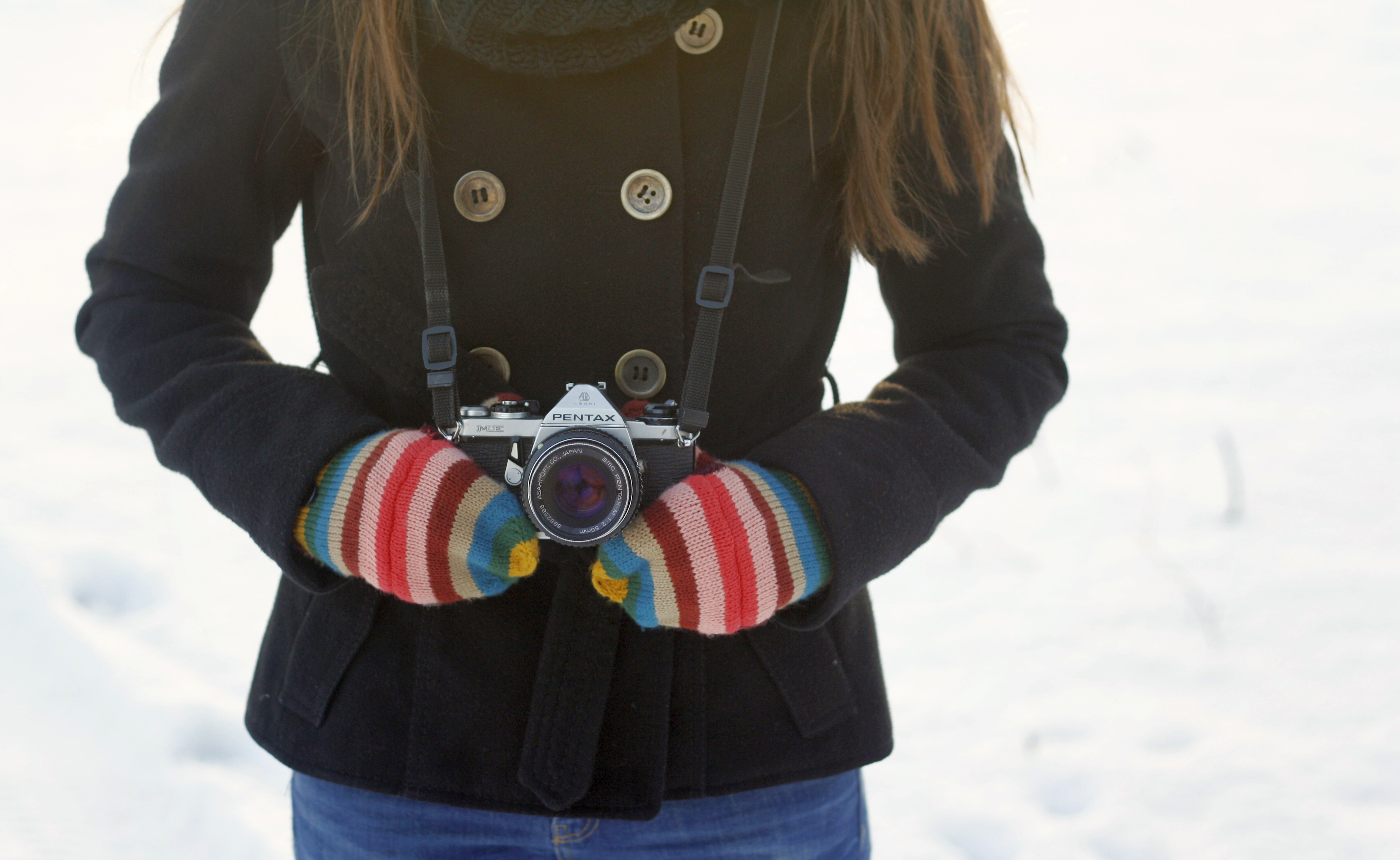 Обои полоски, зима, фотоаппарат, камера, пальто, варежки, strips, winter, the camera, camera, coat, mittens разрешение 3888x2388 Загрузить