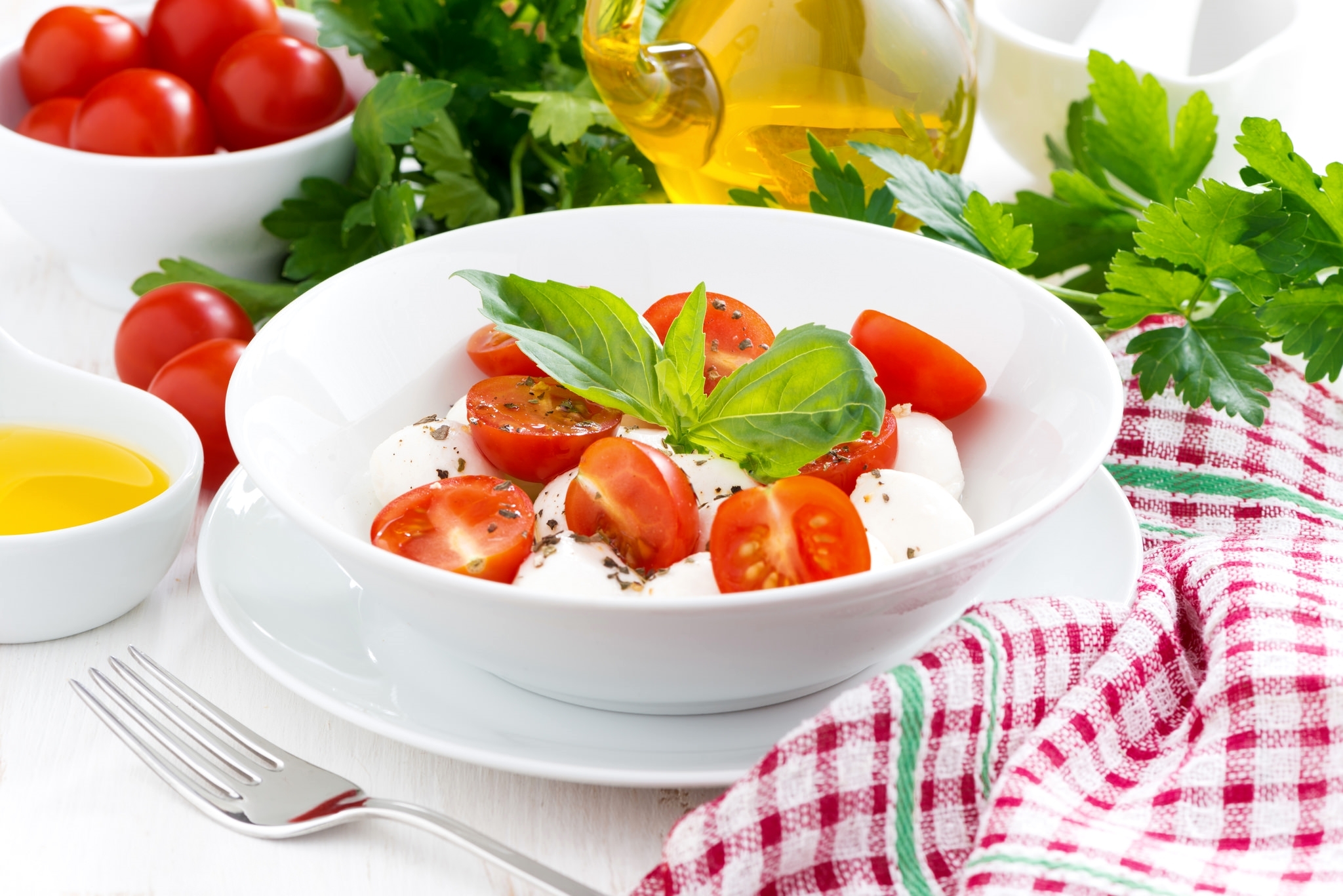 Обои помидоры, салат, базилик, моцарелла, tomatoes, salad, basil, mozzarella разрешение 2048x1367 Загрузить