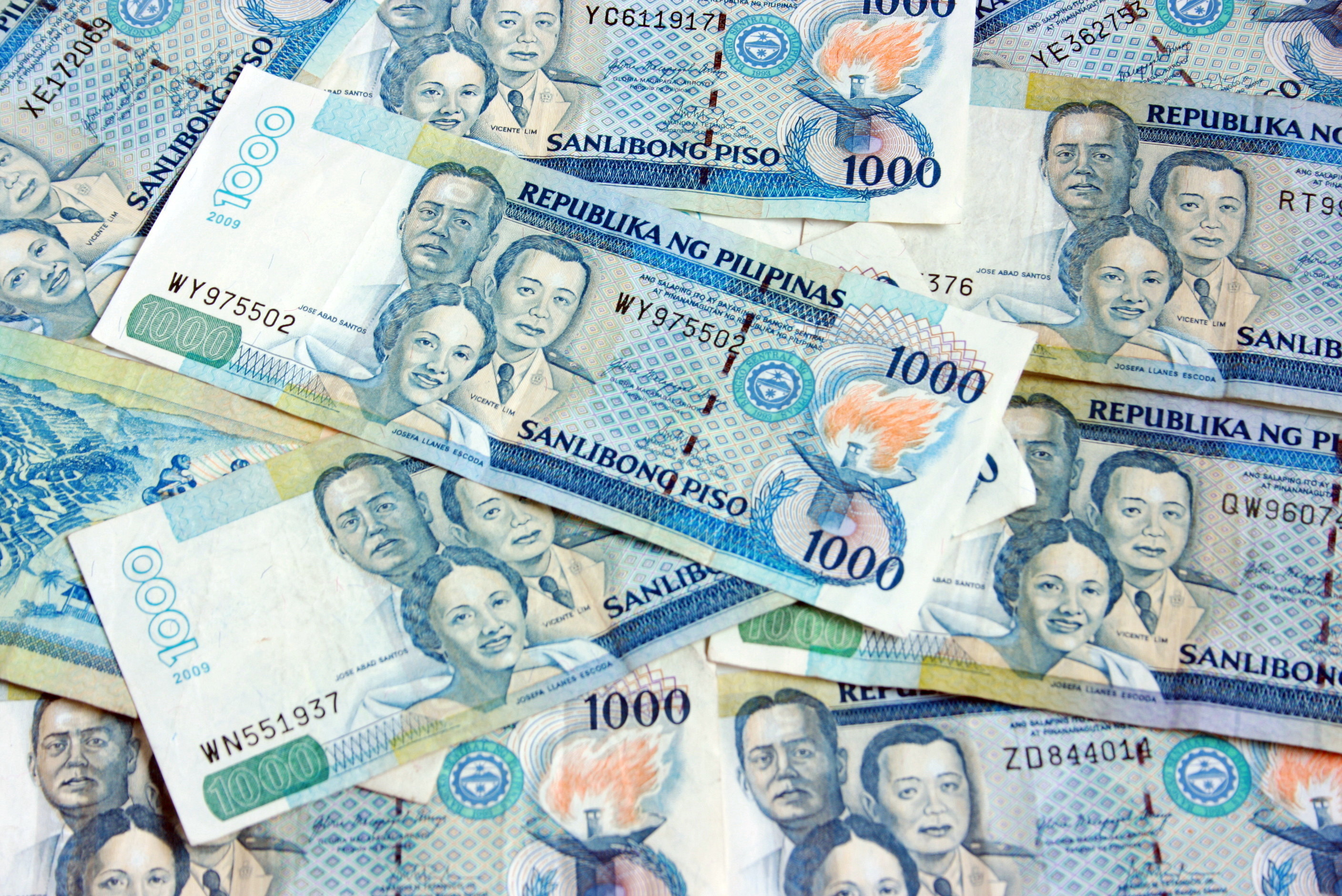 Филиппинское песо. Филиппинские деньги. Филиппинец с деньгами. Валюта Филиппин.