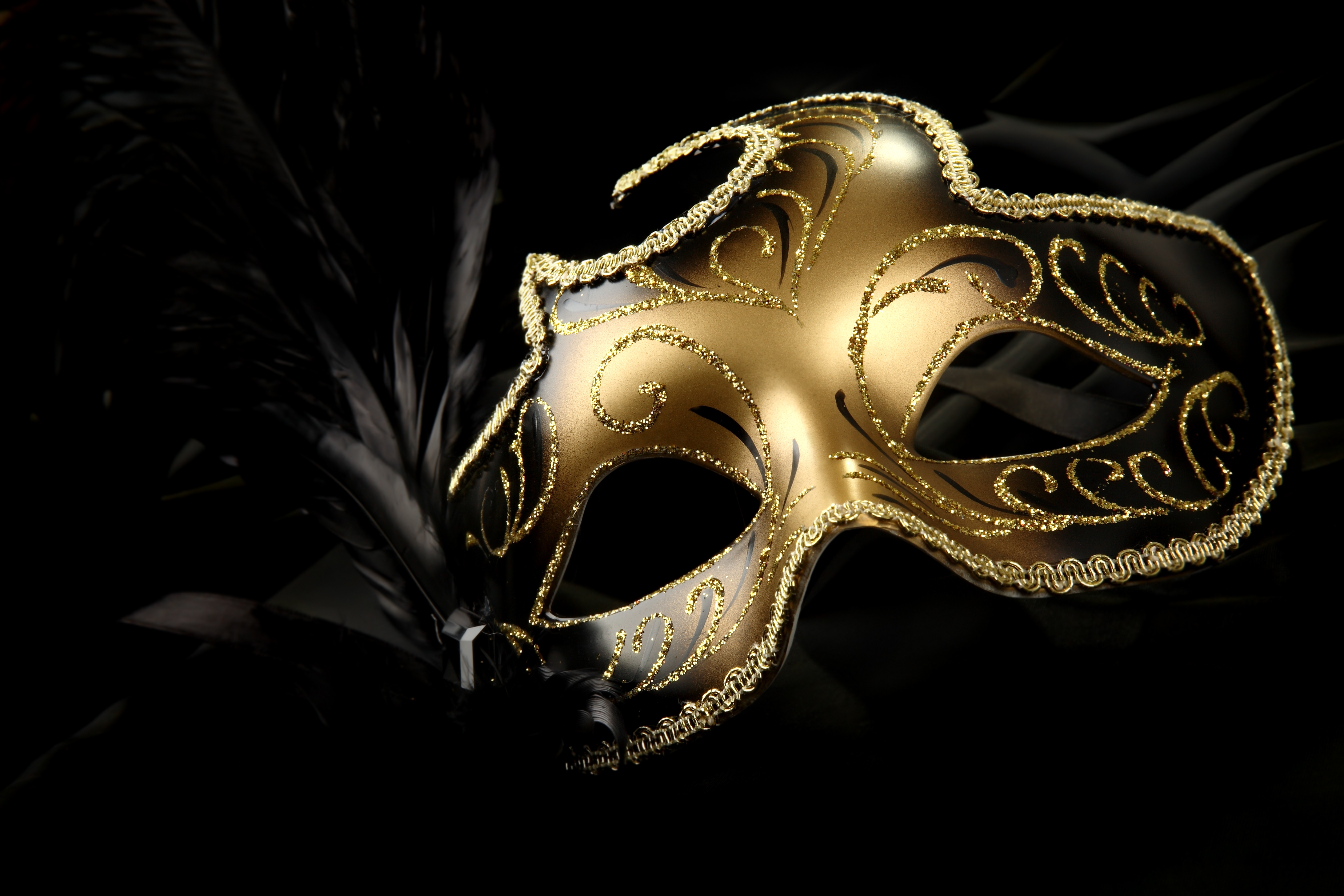 Золотая маска на черном фоне