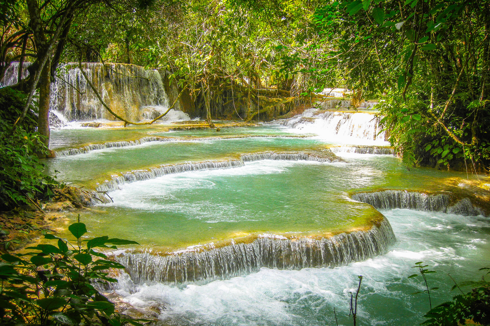 Обои деревья, скалы, природа, лес, водопад, лаос, kuang si waterfall, trees, rocks, nature, forest, waterfall, laos разрешение 2048x1365 Загрузить