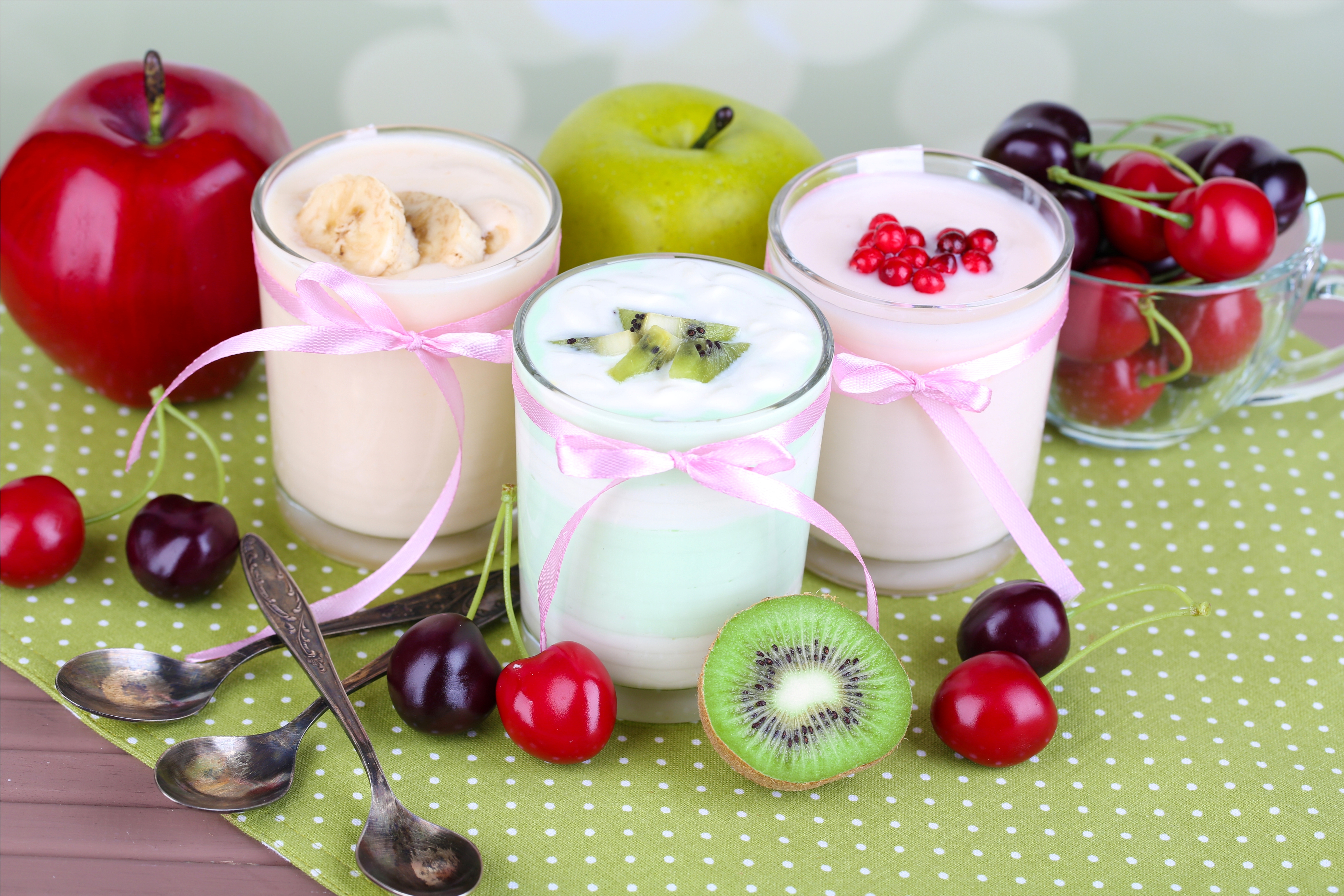Стаканы с йогуртом и фруктами бесплатно
