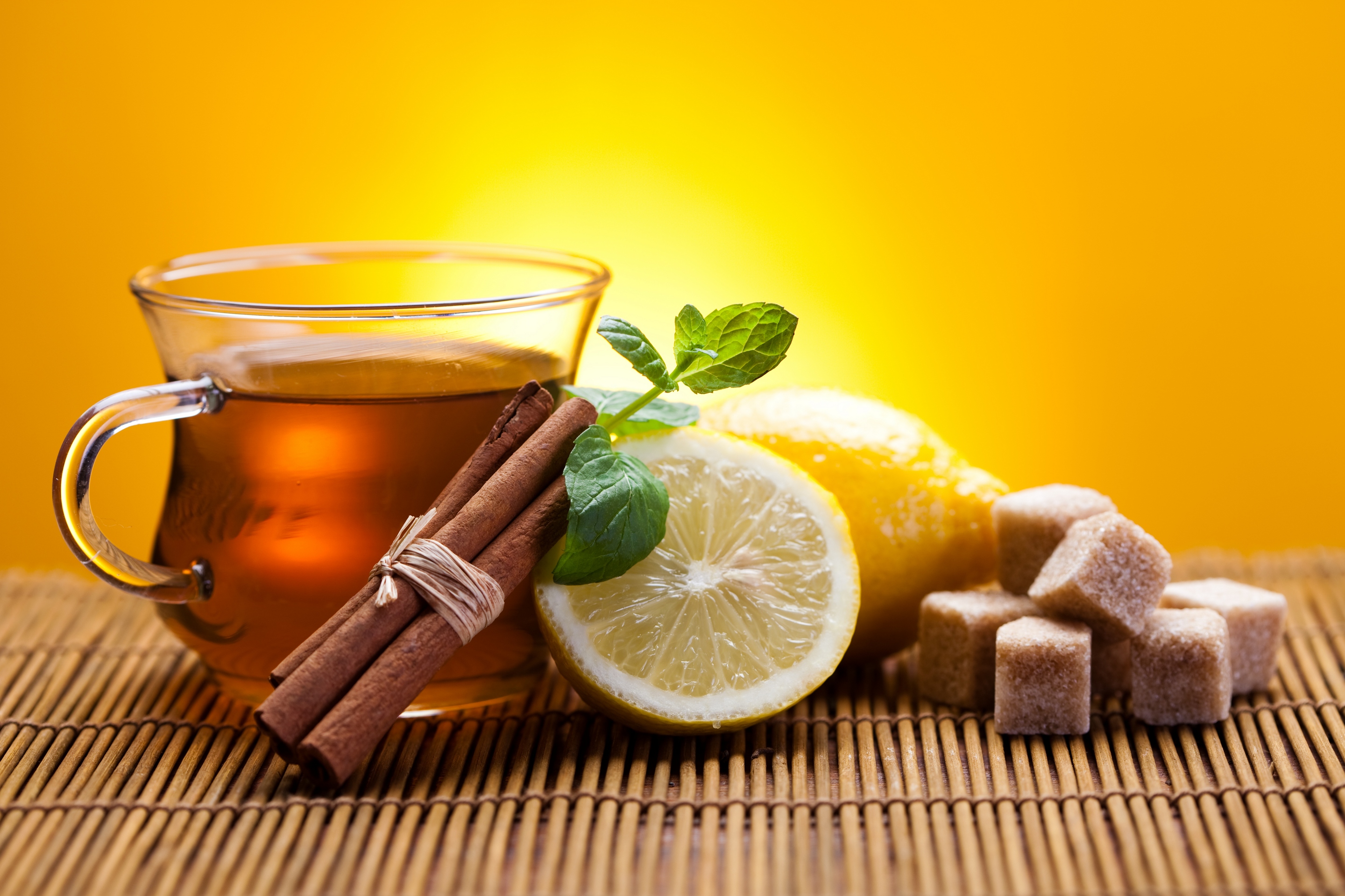 Обои корица, лимон, чашка, чай, сахар, палочки, циновка, cinnamon, lemon, cup, tea, sugar, sticks, mat разрешение 2880x1920 Загрузить