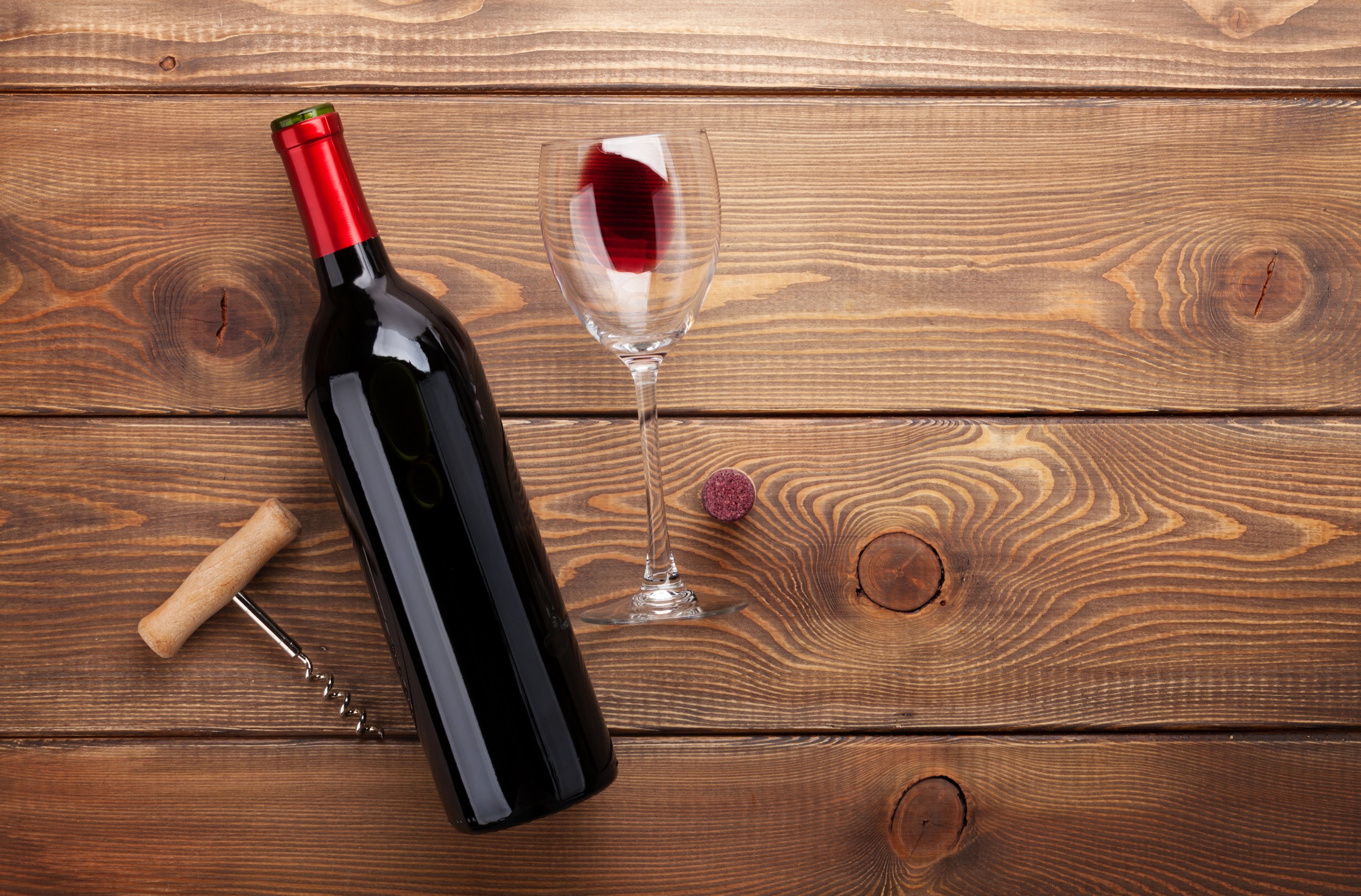 Старое вино с винными пробками загрузить