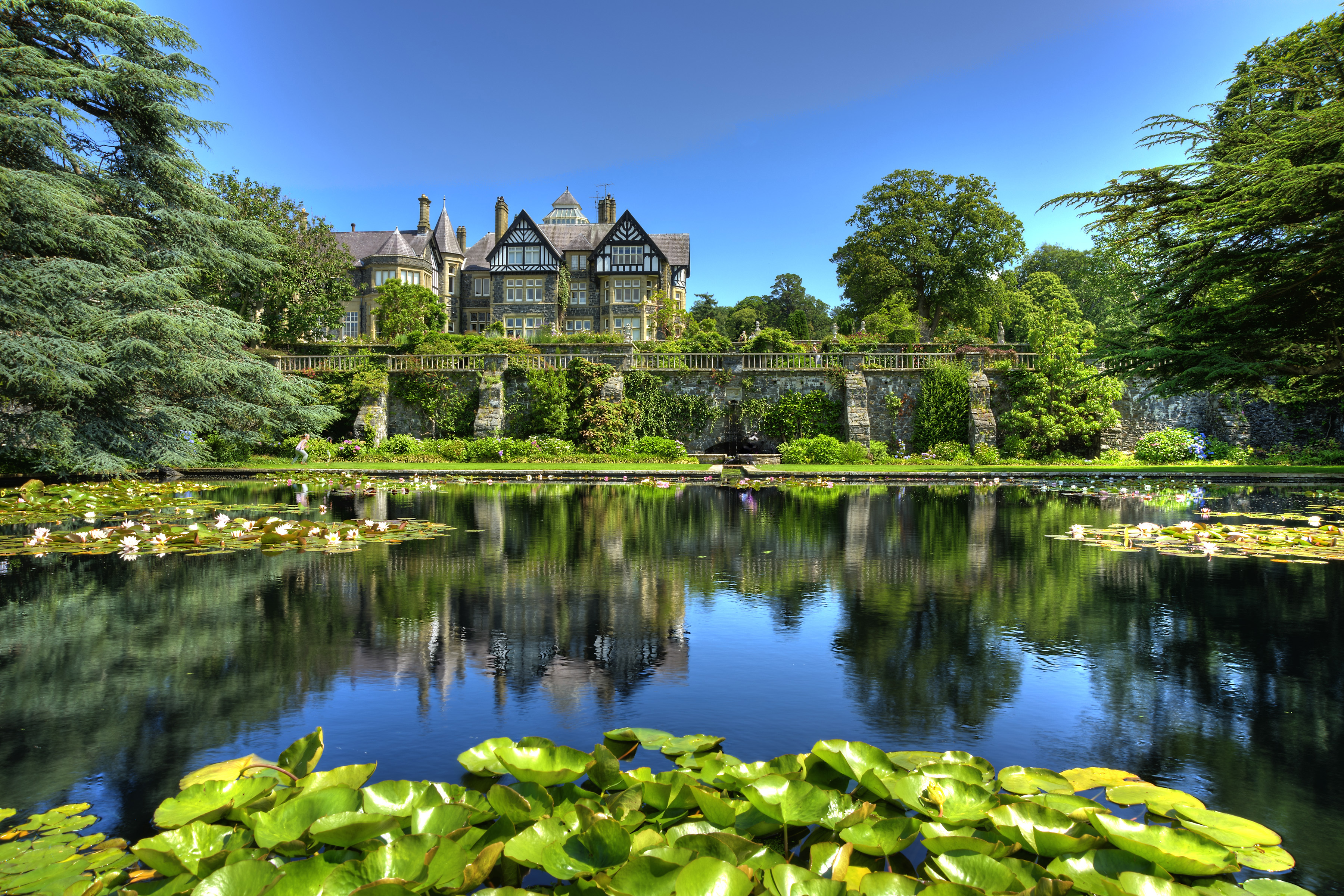 Обои деревья, пейзаж, парк, дом, пруд, great britain, bodnant gardens, trees, landscape, park, house, pond разрешение 3600x2400 Загрузить