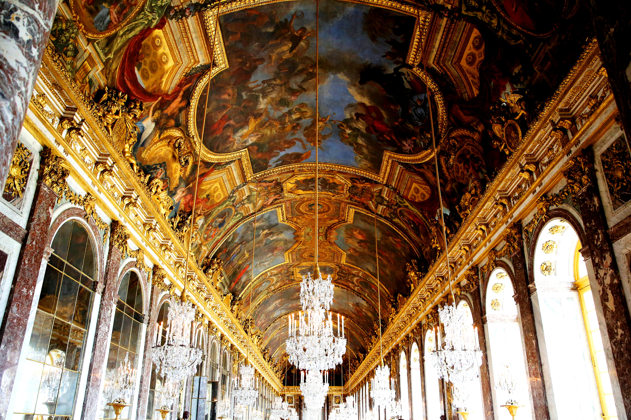 Галереи версаля. Зеркальная галерея Версальского дворца. Франция Версальский дворец внутри. Зеркальный зал Версальского дворца. Зеркальный зал Версальского дворца во Франции.