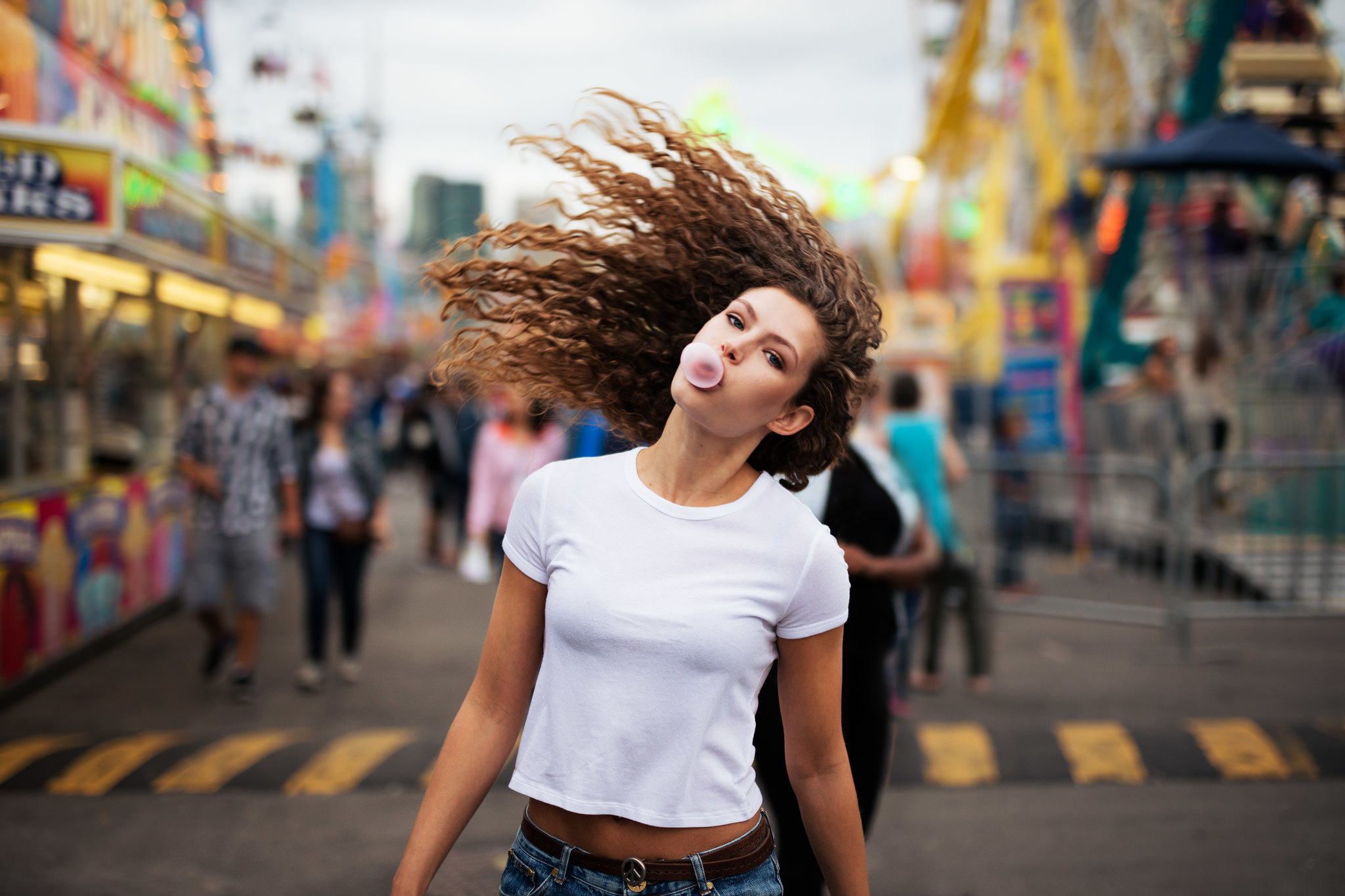 People photo like. Девушка на фоне людей. Лица людей на улице. Стильная девушка в толпе. Лицо девушки на улице.