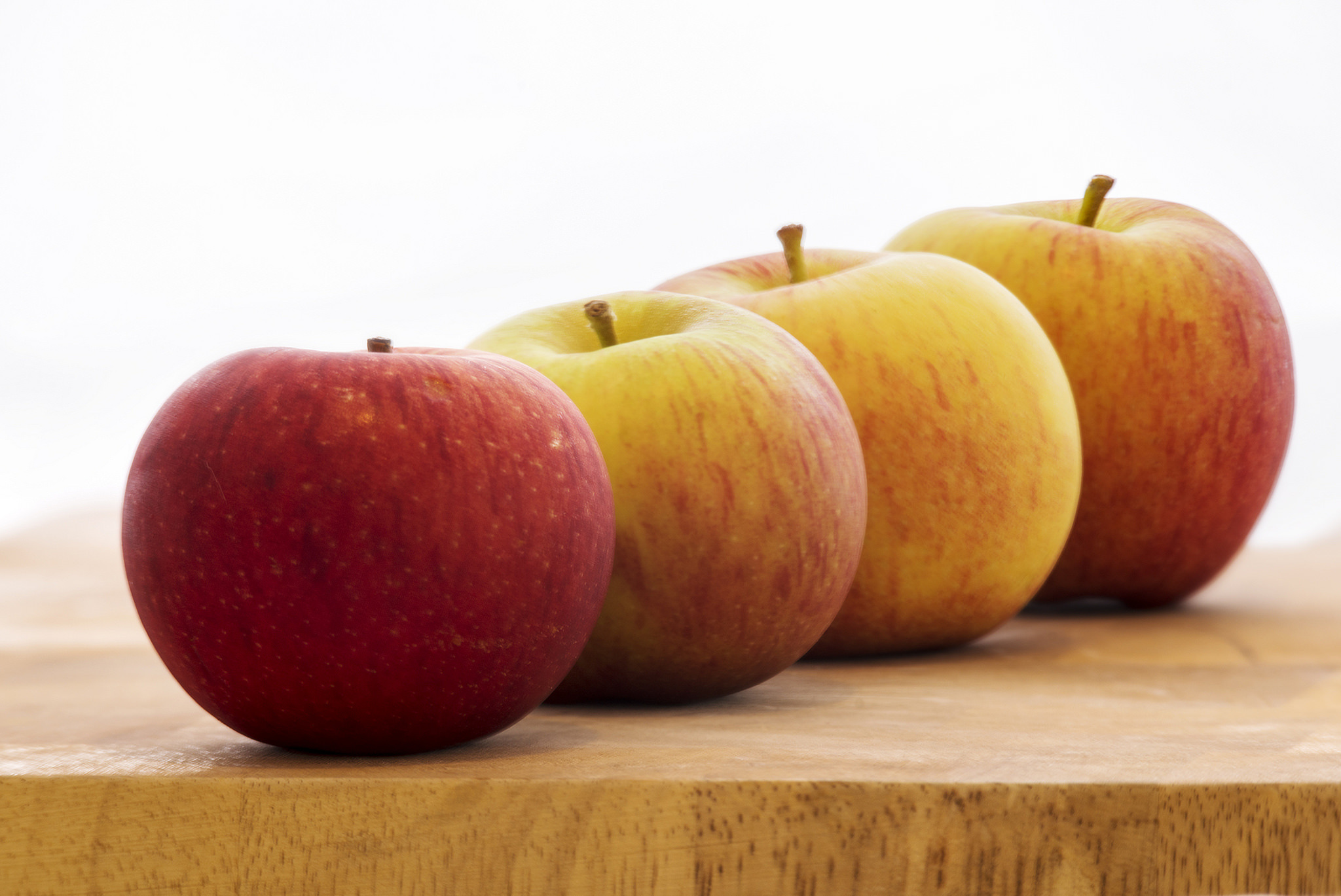Обои фон, фрукты, яблоки, background, fruit, apples разрешение 2048x1369 Загрузить