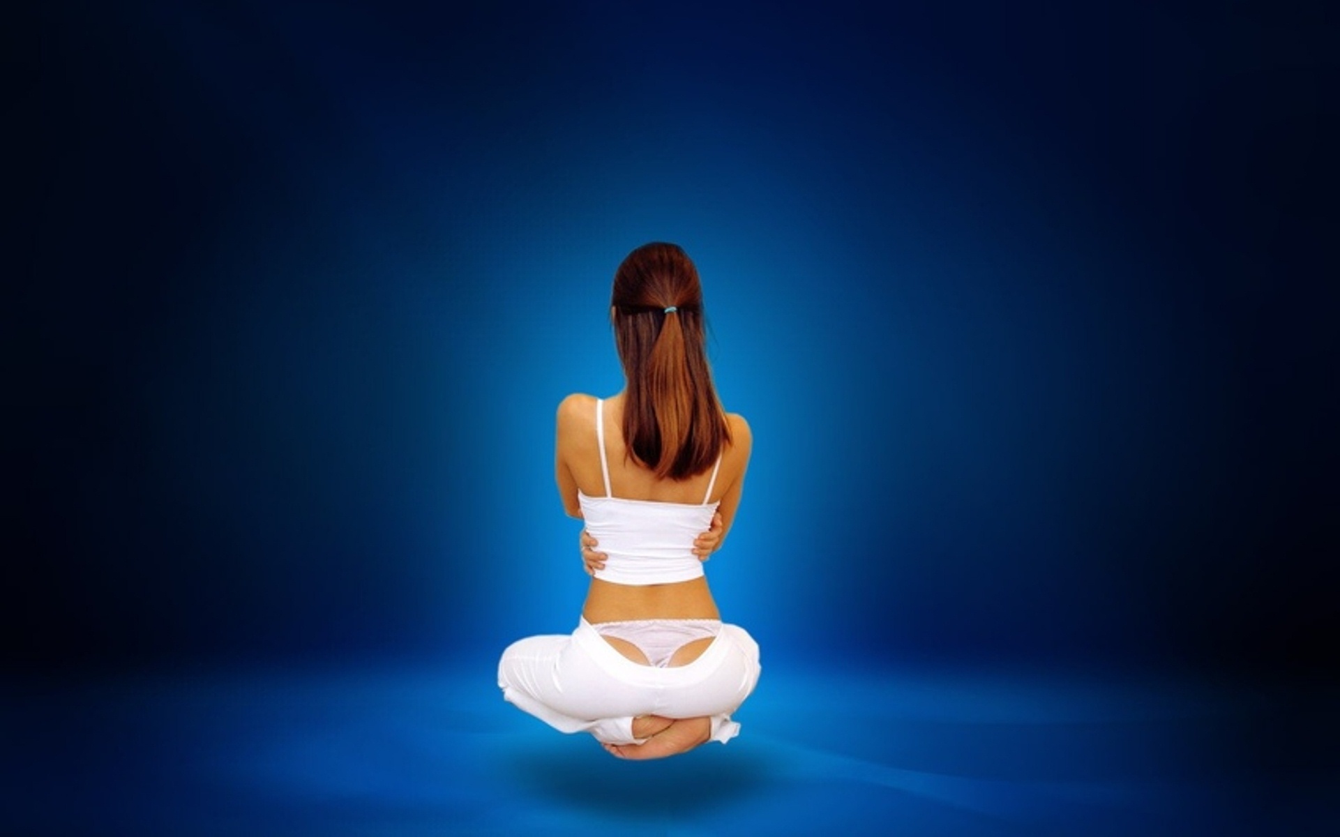 Аудиомедитация. Девушка медитирует. Девушка в позе лотоса. Медитация в позе лотоса. Девушка в позе лотоса со спины.