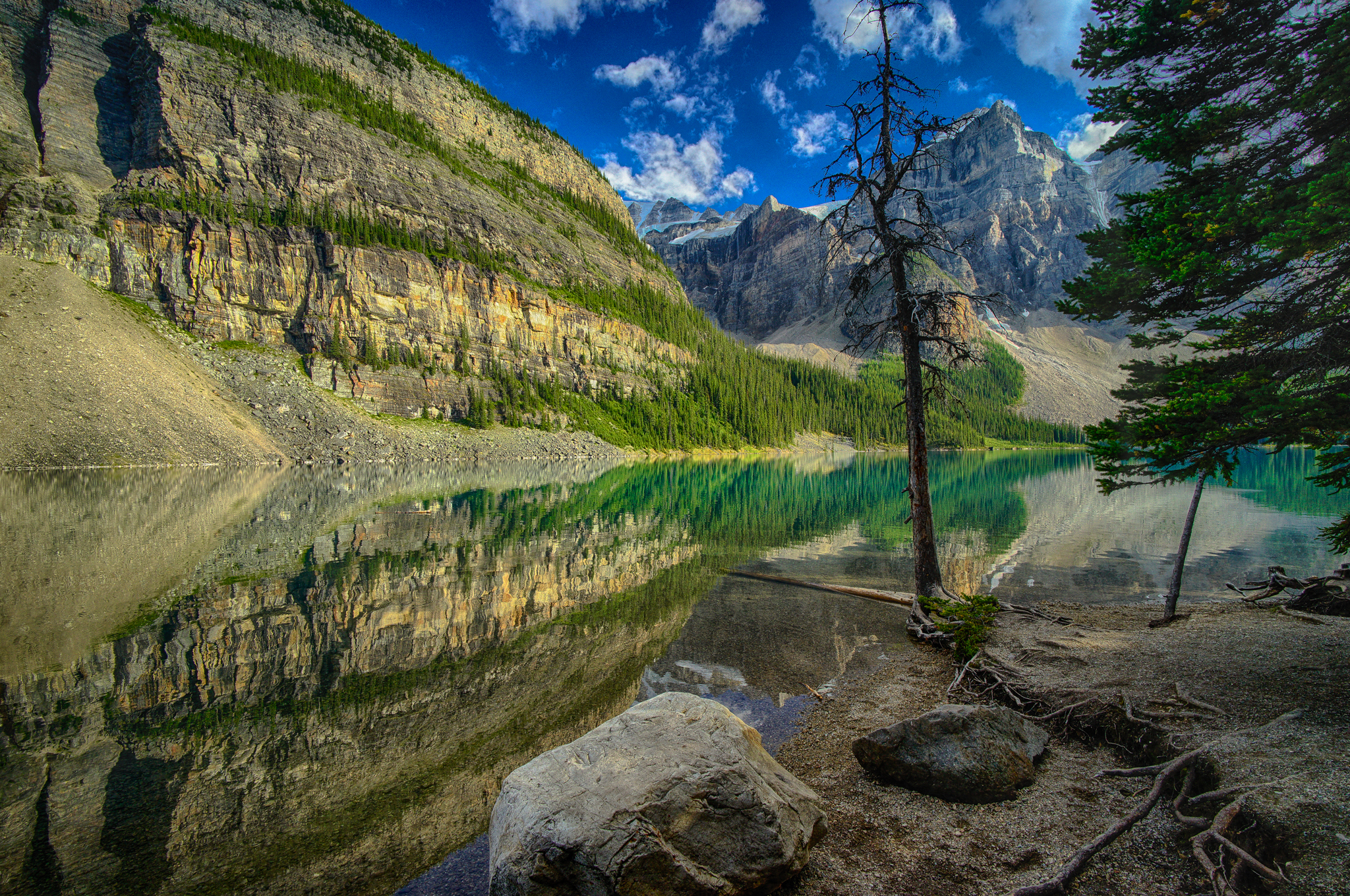 Обои деревья, озеро, горы, камни, отражение, канада, trees, lake, mountains, stones, reflection, canada разрешение 2048x1359 Загрузить