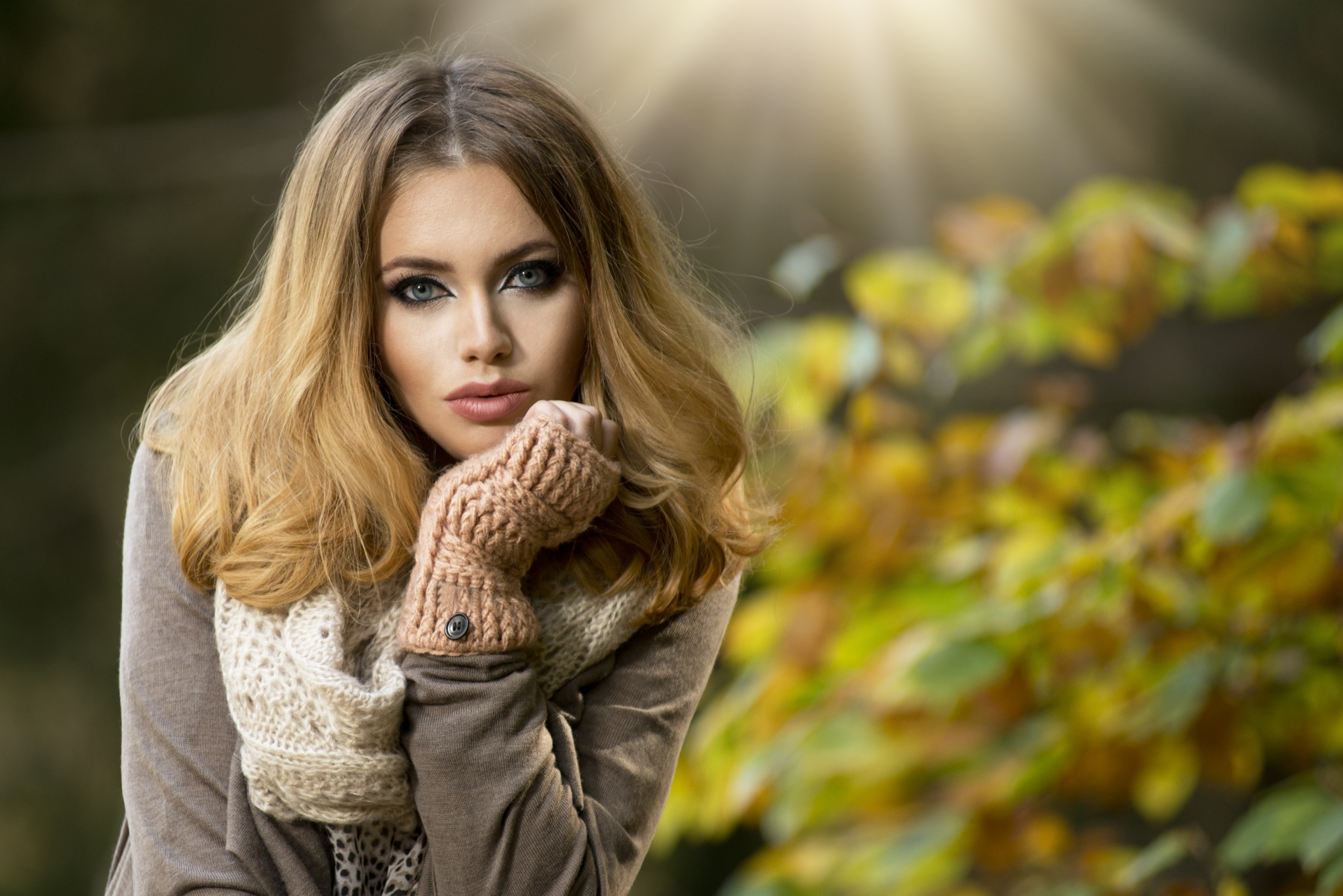 Лесные красавицы фото. Красивые фотосессии. Девушка в пальто. Осенний портрет.