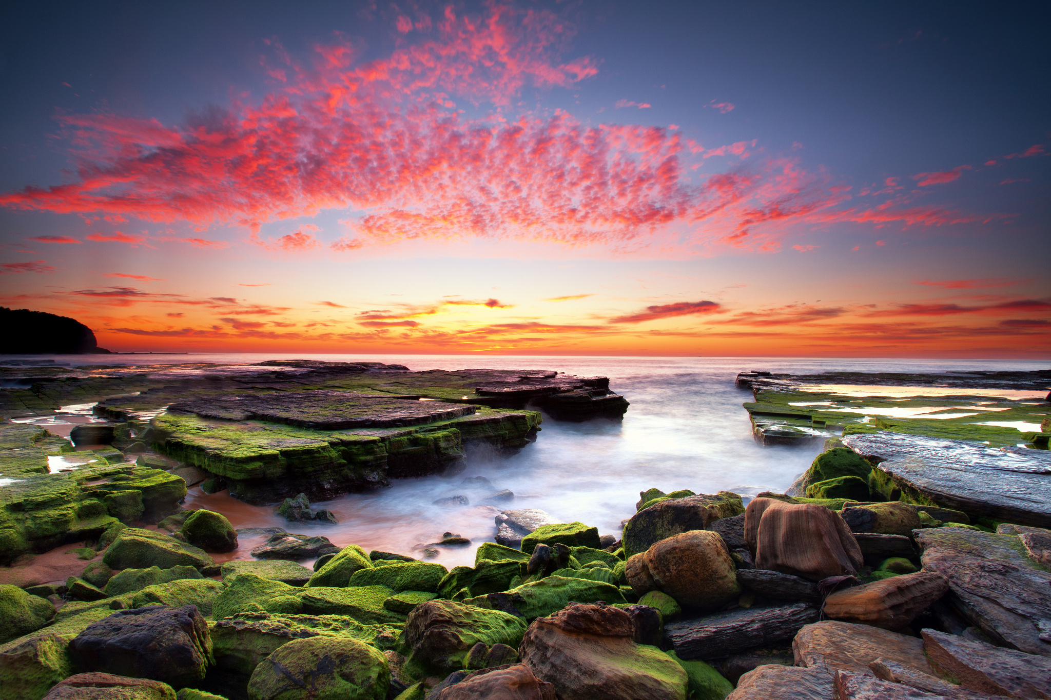 Обои облака, вода, камни, закат, водоросли, clouds, water, stones, sunset, algae разрешение 2048x1365 Загрузить