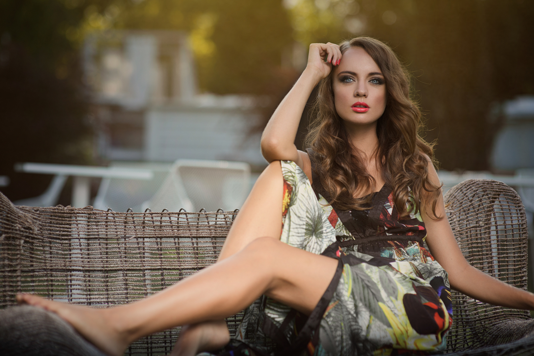 Обои девушка, платье, взгляд, макияж, локоны, шатенка, girl, dress, look, makeup, curls, brown hair разрешение 2048x1367 Загрузить