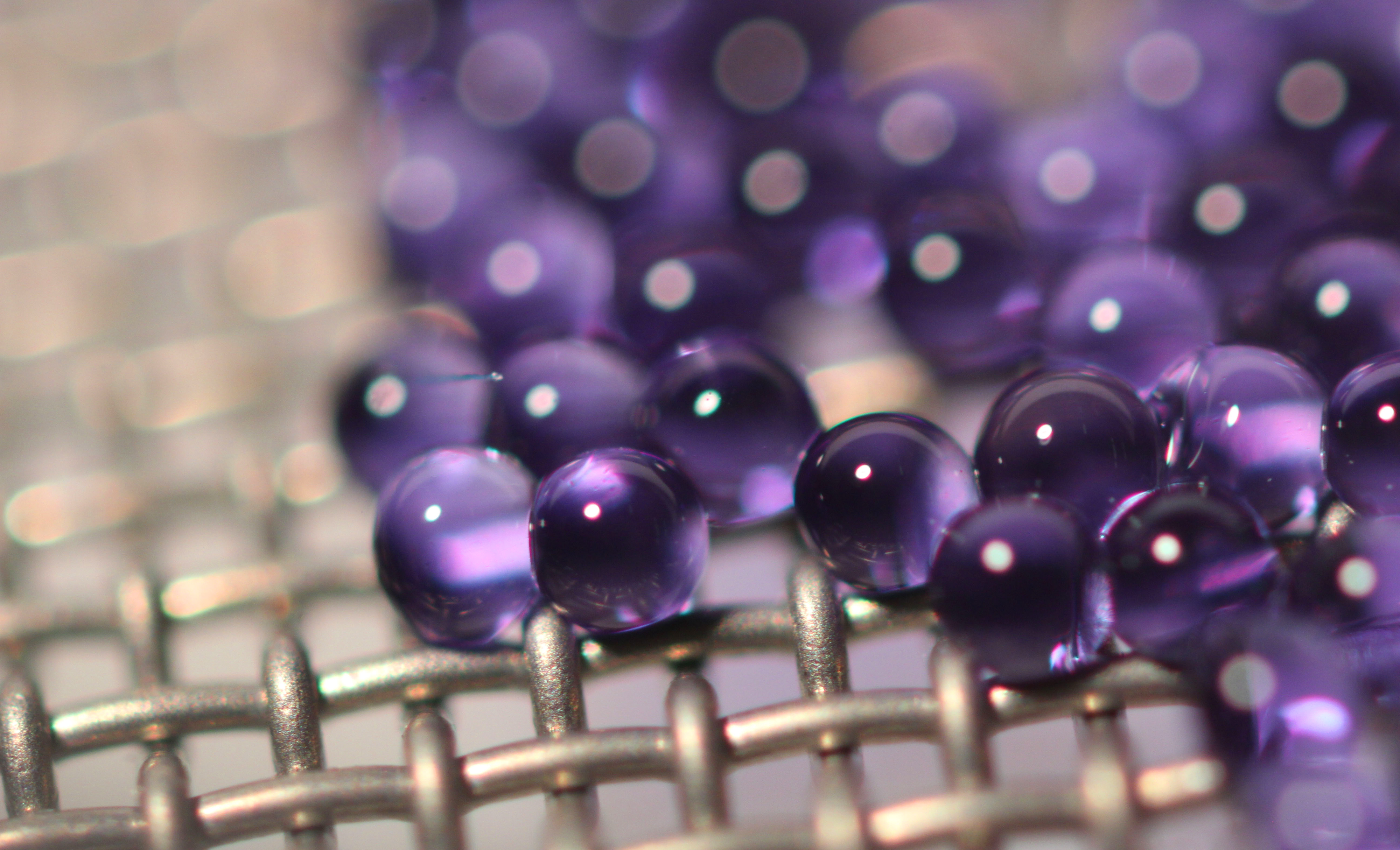 Обои металл, шарики, сетка, стекло, фиолетовые, metal, balls, mesh, glass, purple разрешение 4000x2429 Загрузить