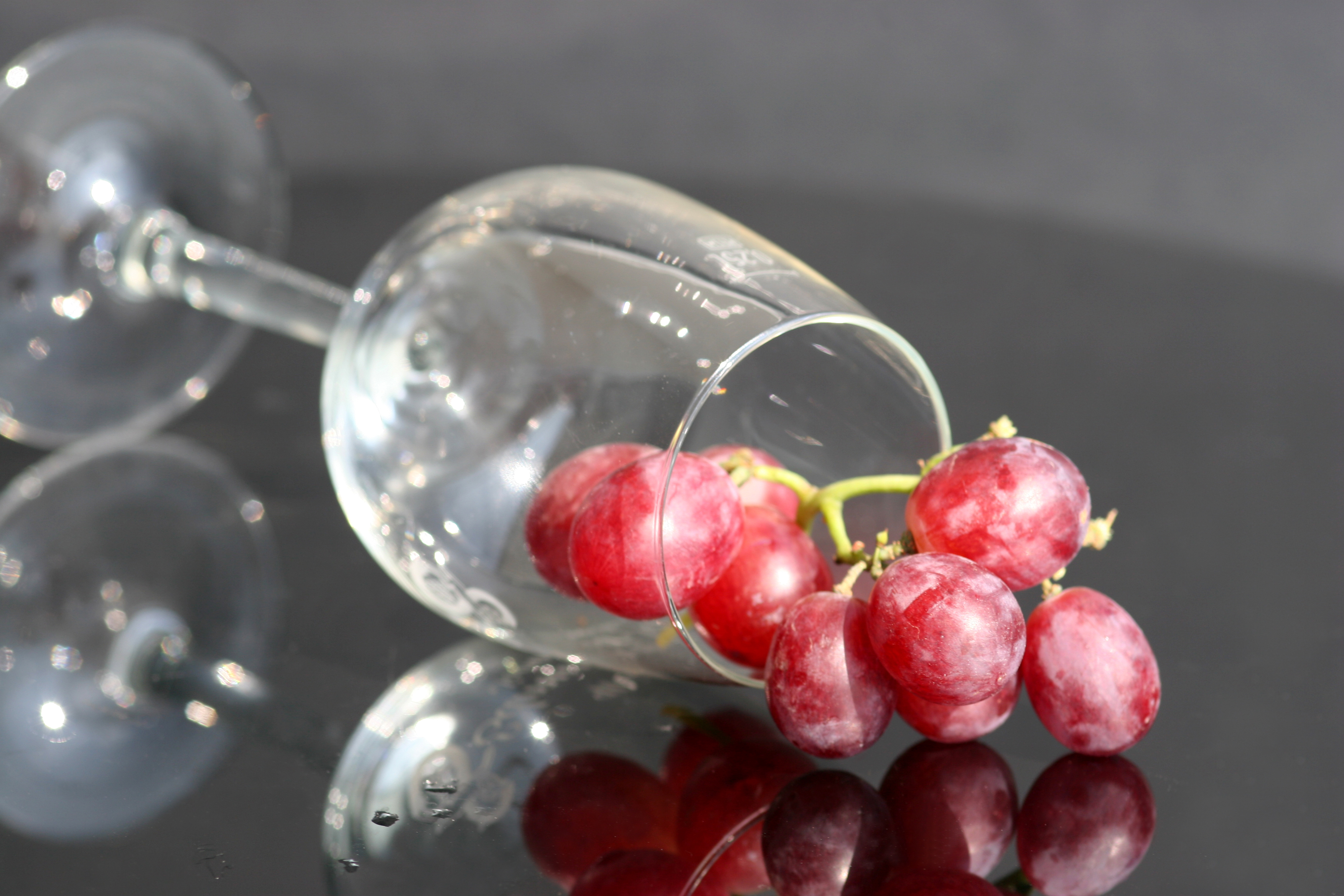 Обои отражение, виноград, стол, бокал, reflection, grapes, table, glass разрешение 3504x2336 Загрузить