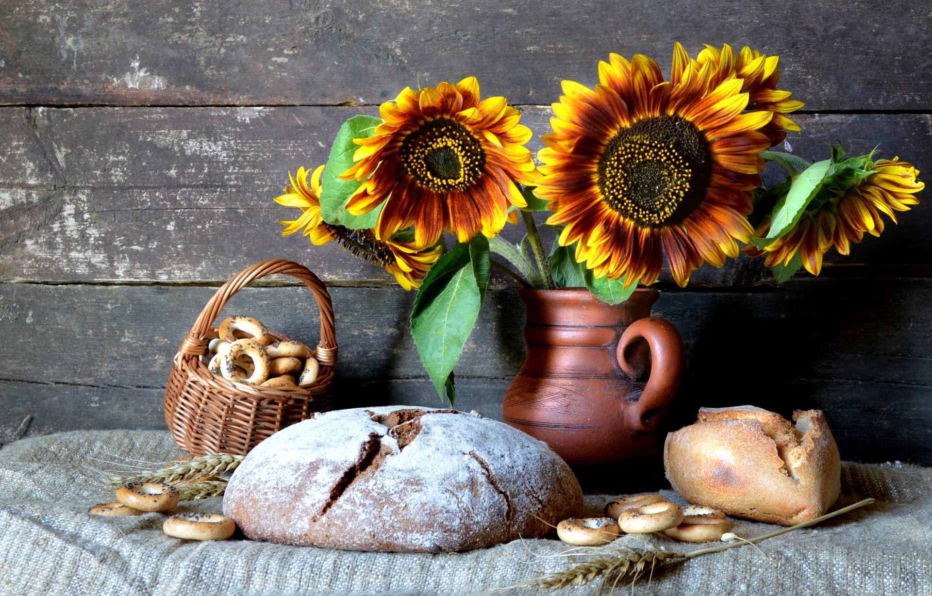 Обои хлеб, колоски, подсолнухи, кувшин, выпечка, натюрморт, сушки, bread, spikelets, sunflowers, pitcher, cakes, still life, drying разрешение 1920x1228 Загрузить