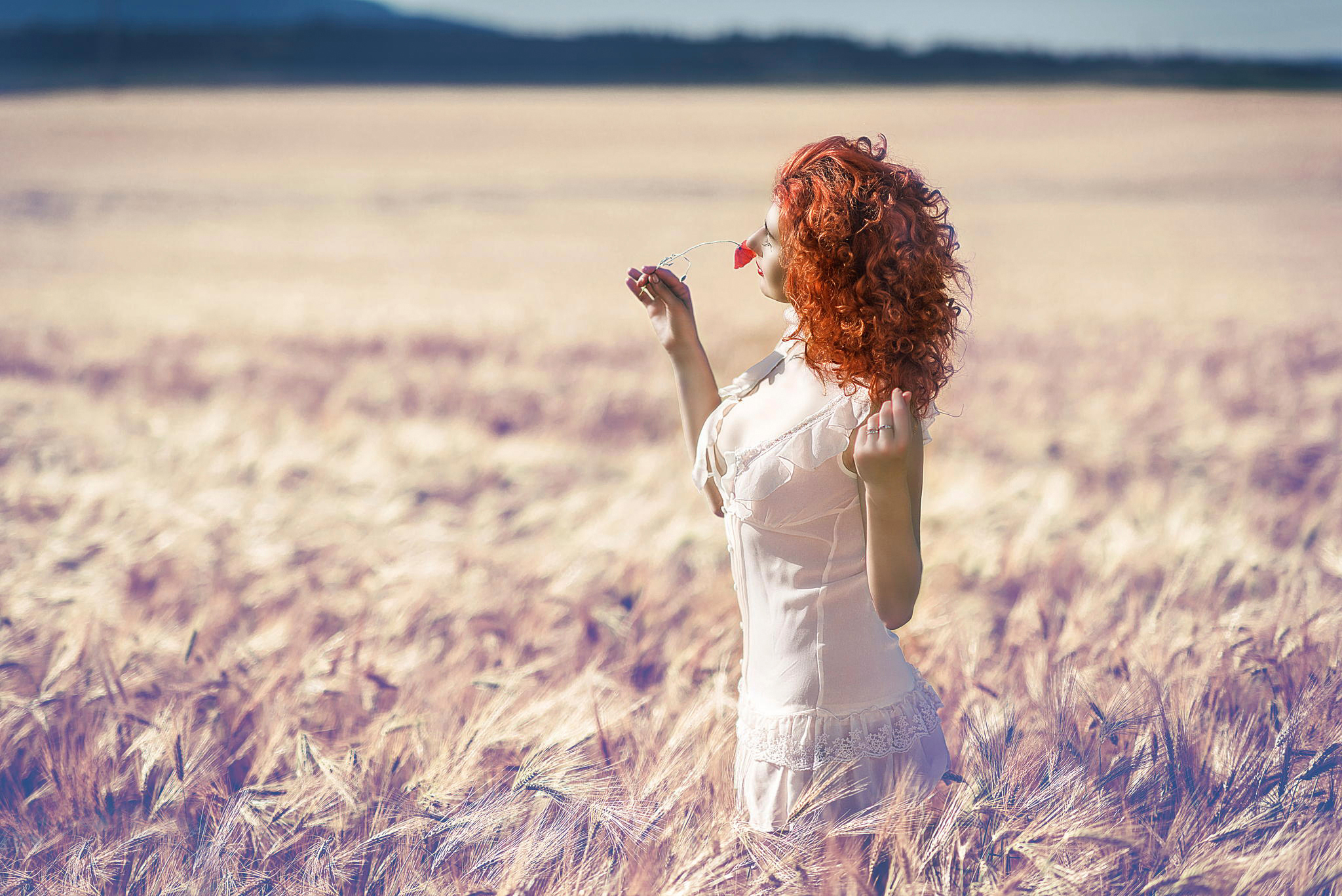 Обожать поле. Счастливая девушка. Девушка в поле. Рыжая девушка в поле. Девушка в поле со спины.