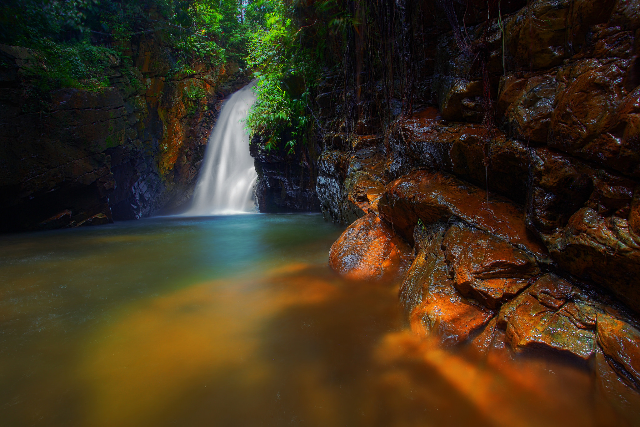 Обои деревья, скалы, лес, ручей, водопад, поток, trees, rocks, forest, stream, waterfall разрешение 2048x1365 Загрузить