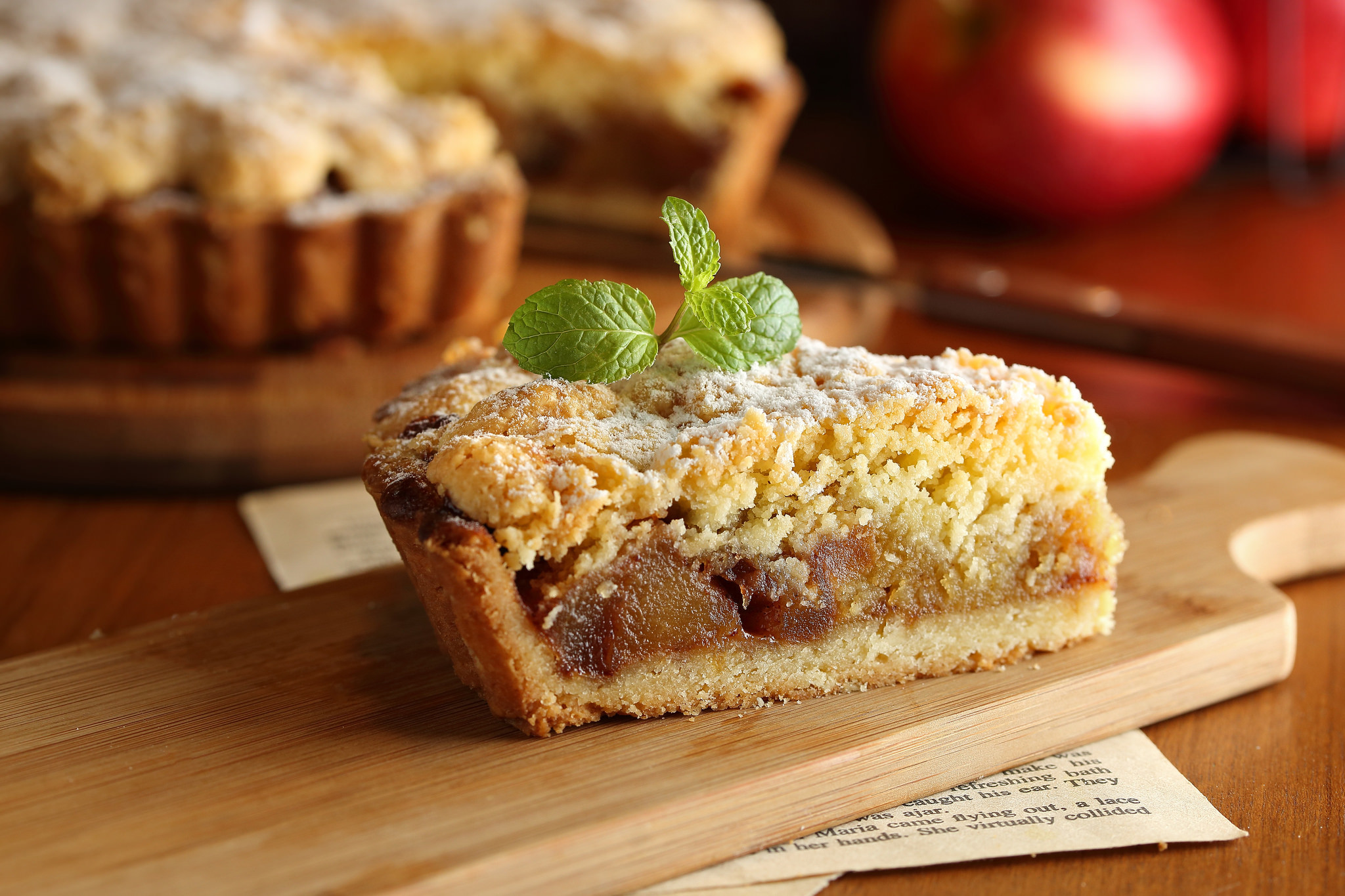 Пирог крошка рецепт классический. Пирог кухен песочный. Яблочный пирог. Кусок яблочного пирога. Песочное пирожное с яблоками.