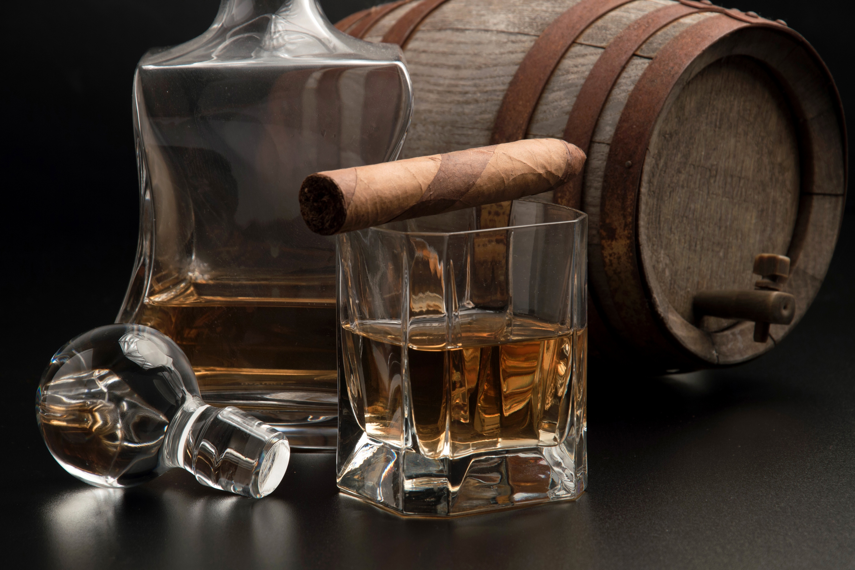 Обои напитки, стакан, бочка, сигара, виски, drinks, glass, barrel, cigar, whiskey разрешение 2880x1920 Загрузить
