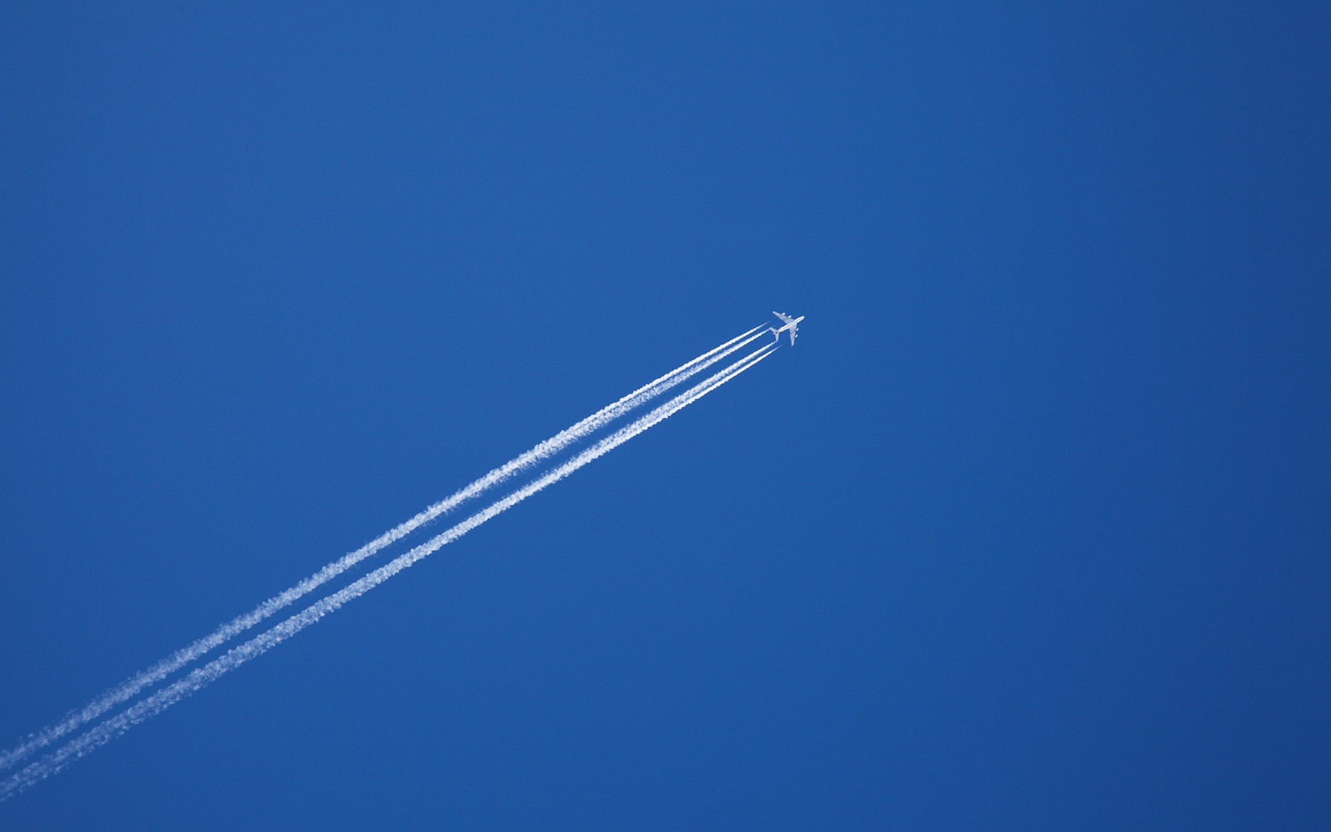 Почему след от самолета. АН-124 инверсионный след. Инверсионный след. Самолет в небе. След от самолета.
