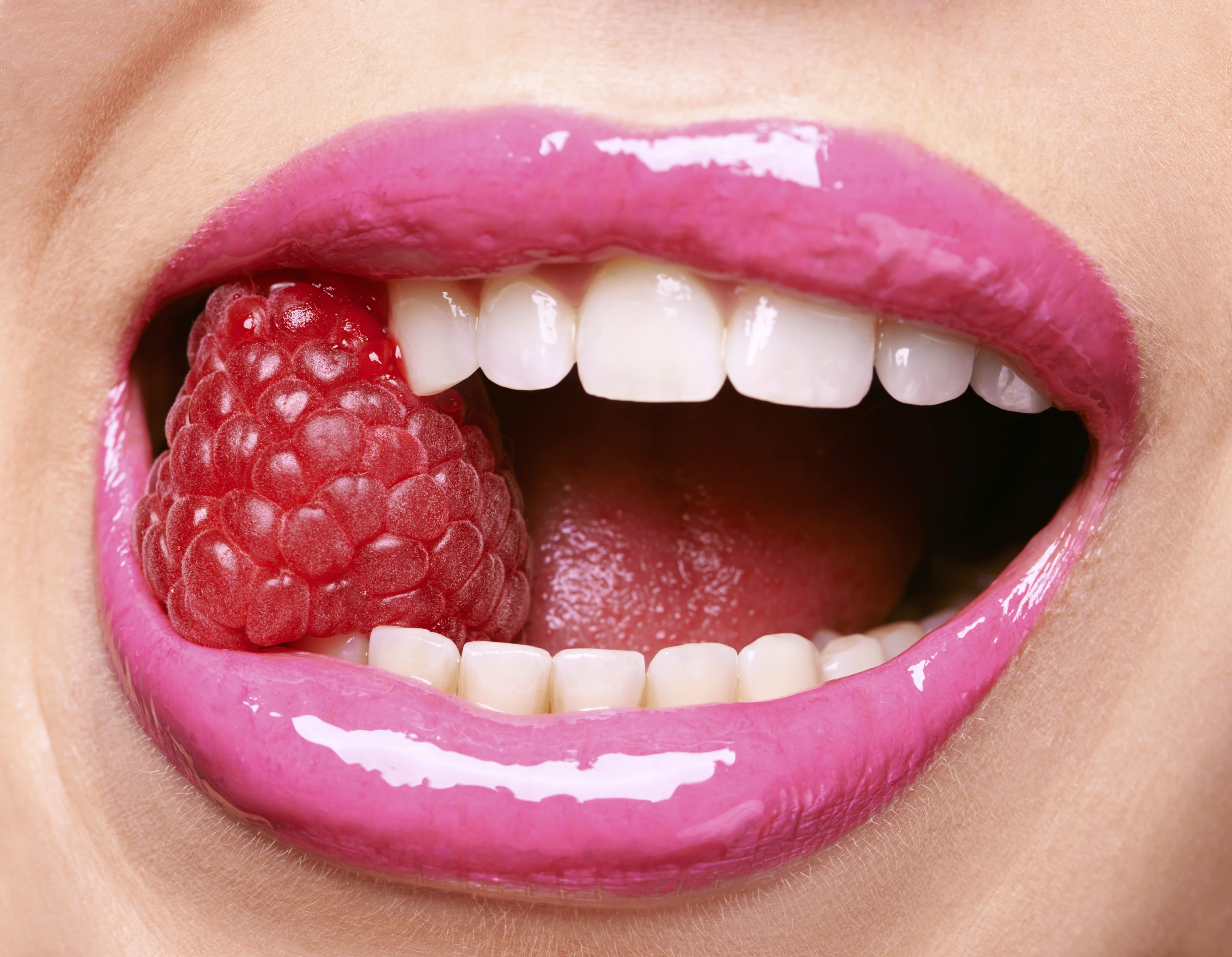 Розовая слюна. Губы с зубами. Красивые губы и зубы. Губы с языком картинки. Губы с фруктами.