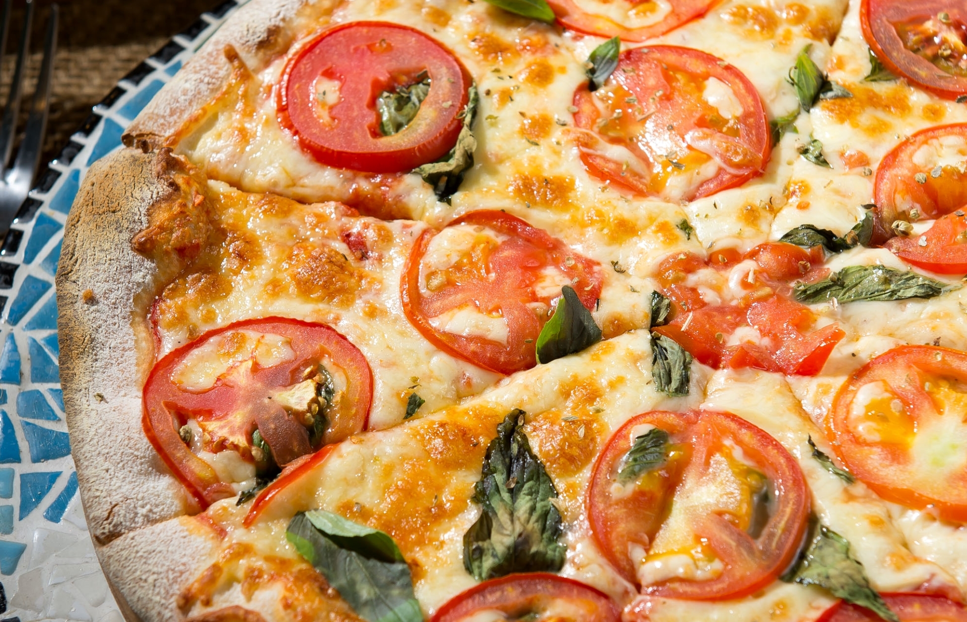 Обои сыр, помидоры, пицца, базилик, cheese, tomatoes, pizza, basil разрешение 1920x1236 Загрузить