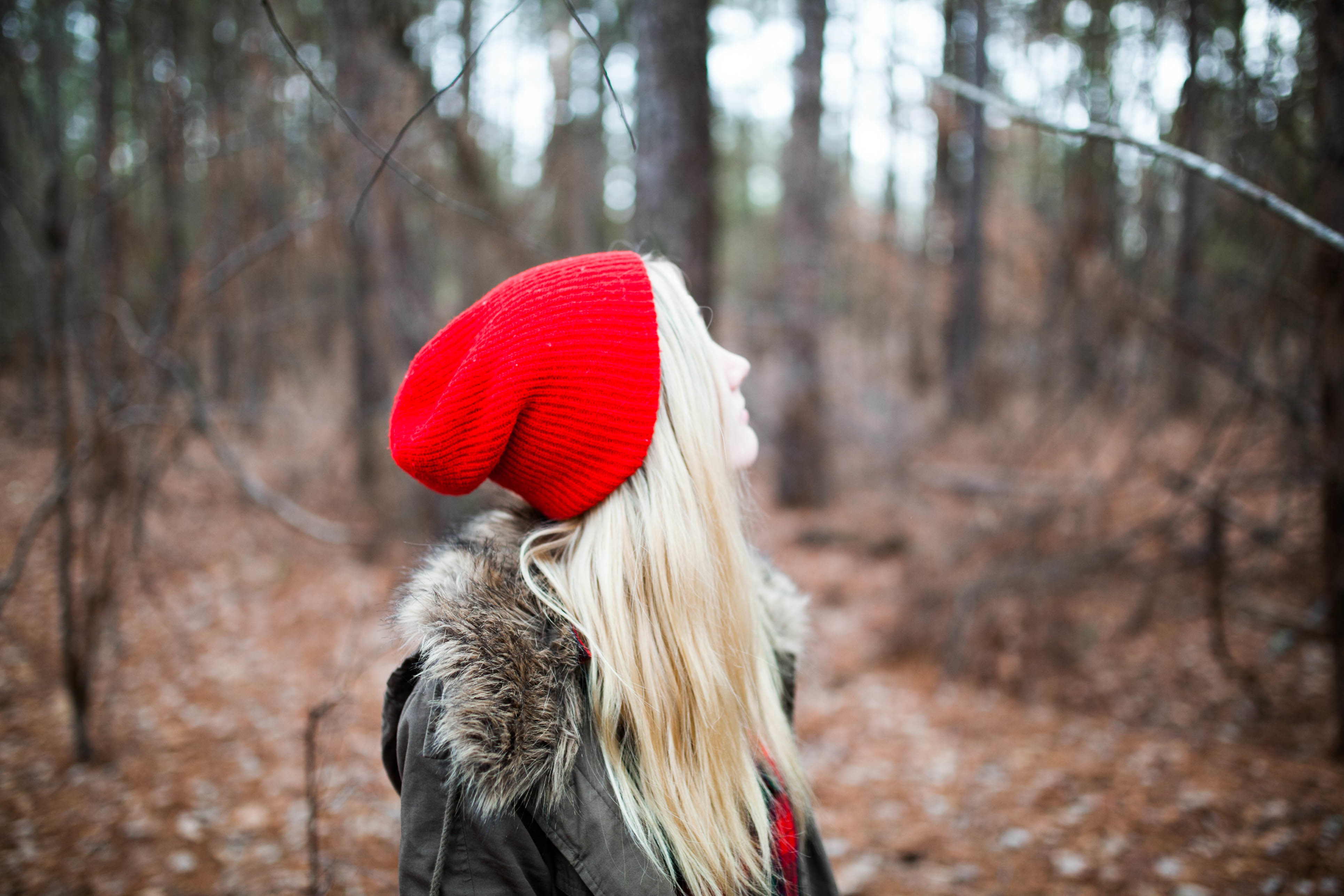 Женщина в красной шапке