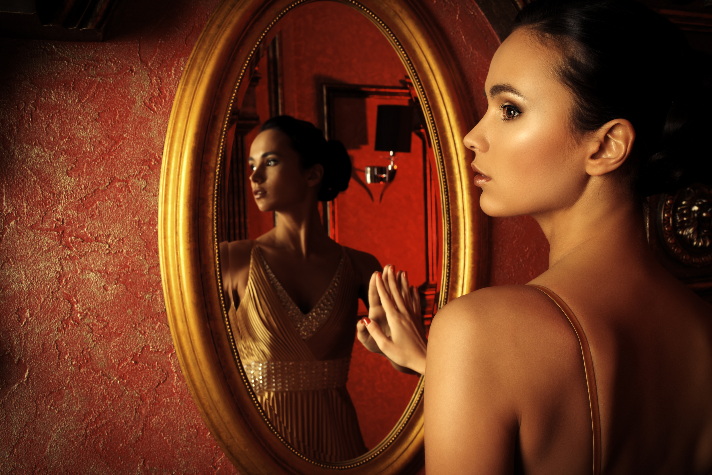 В зеркале вижу себя другой. Девушка в зеркале. Перед зеркалом. Отражение женщины в зеркале. Красивое отражение в зеркале.