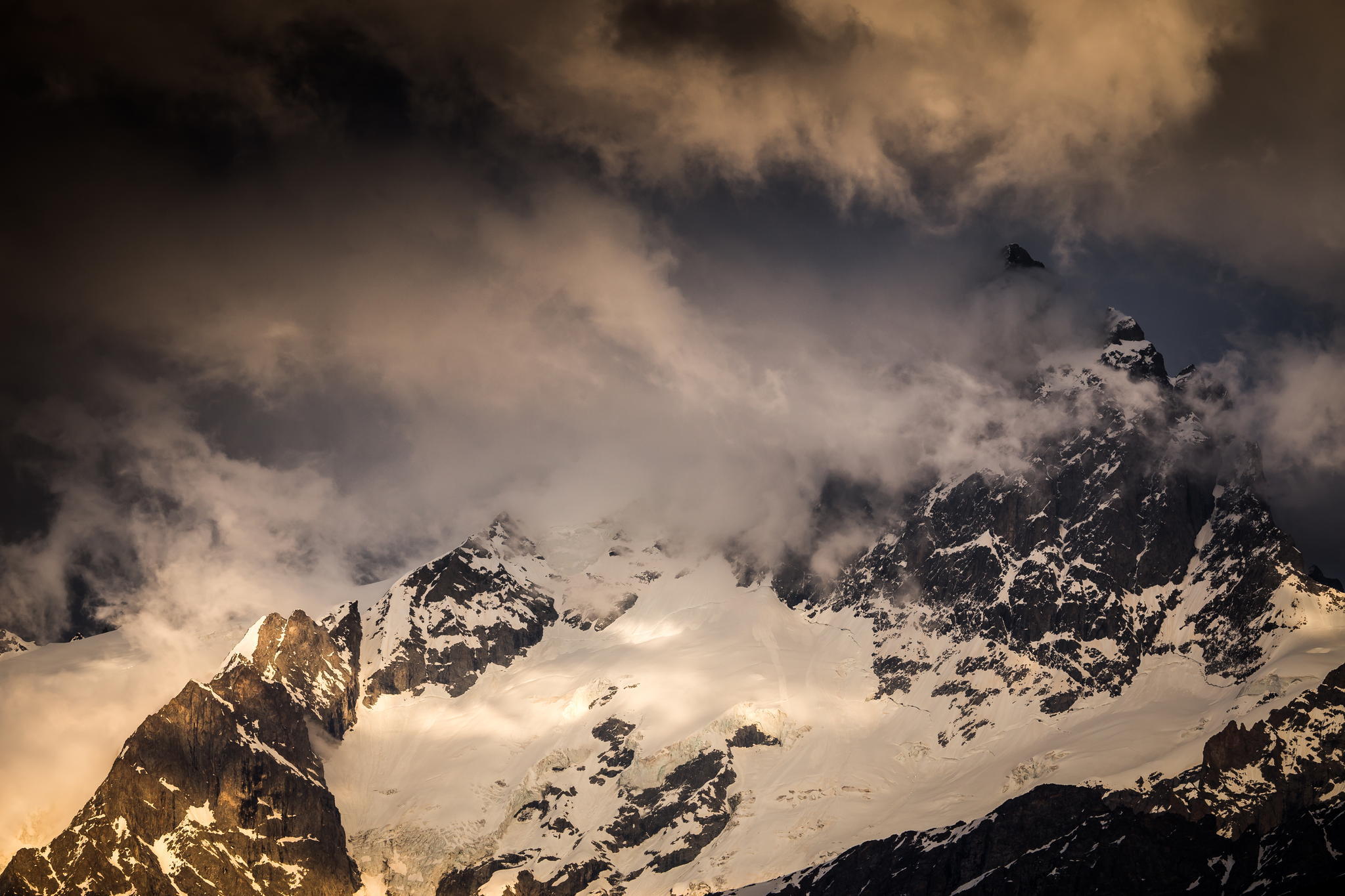 Обои небо, облака, горы, снег, природа, зима, снежные вершины, вершина, the sky, clouds, mountains, snow, nature, winter, snowy peaks, top разрешение 2048x1365 Загрузить