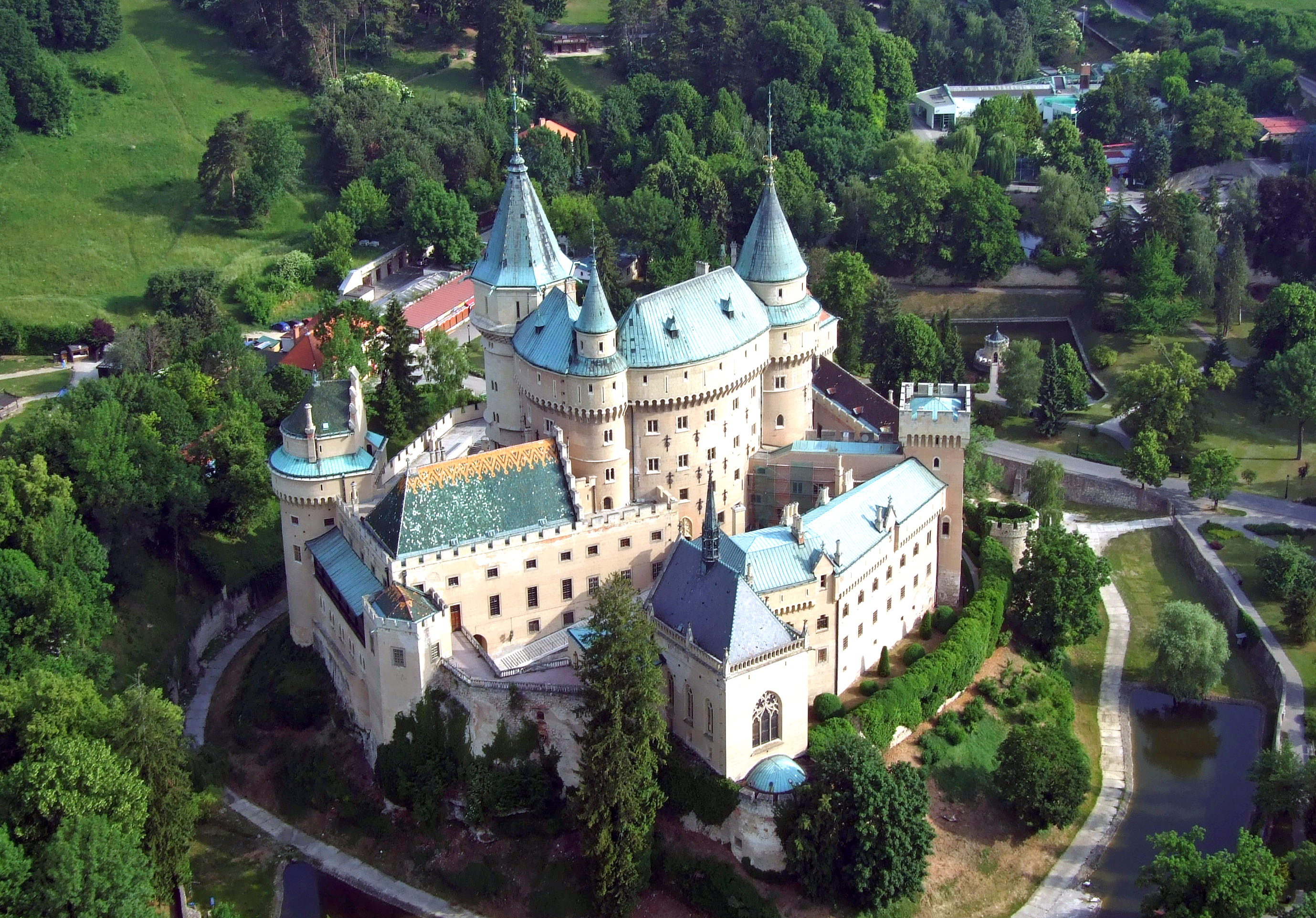 Www zamok. Замок Бойнице Словакия. Бойницкий замок, Бойнице, Словакия.. Замки Чехии Бойницкий. Бойницкий замок Словакия внутри.