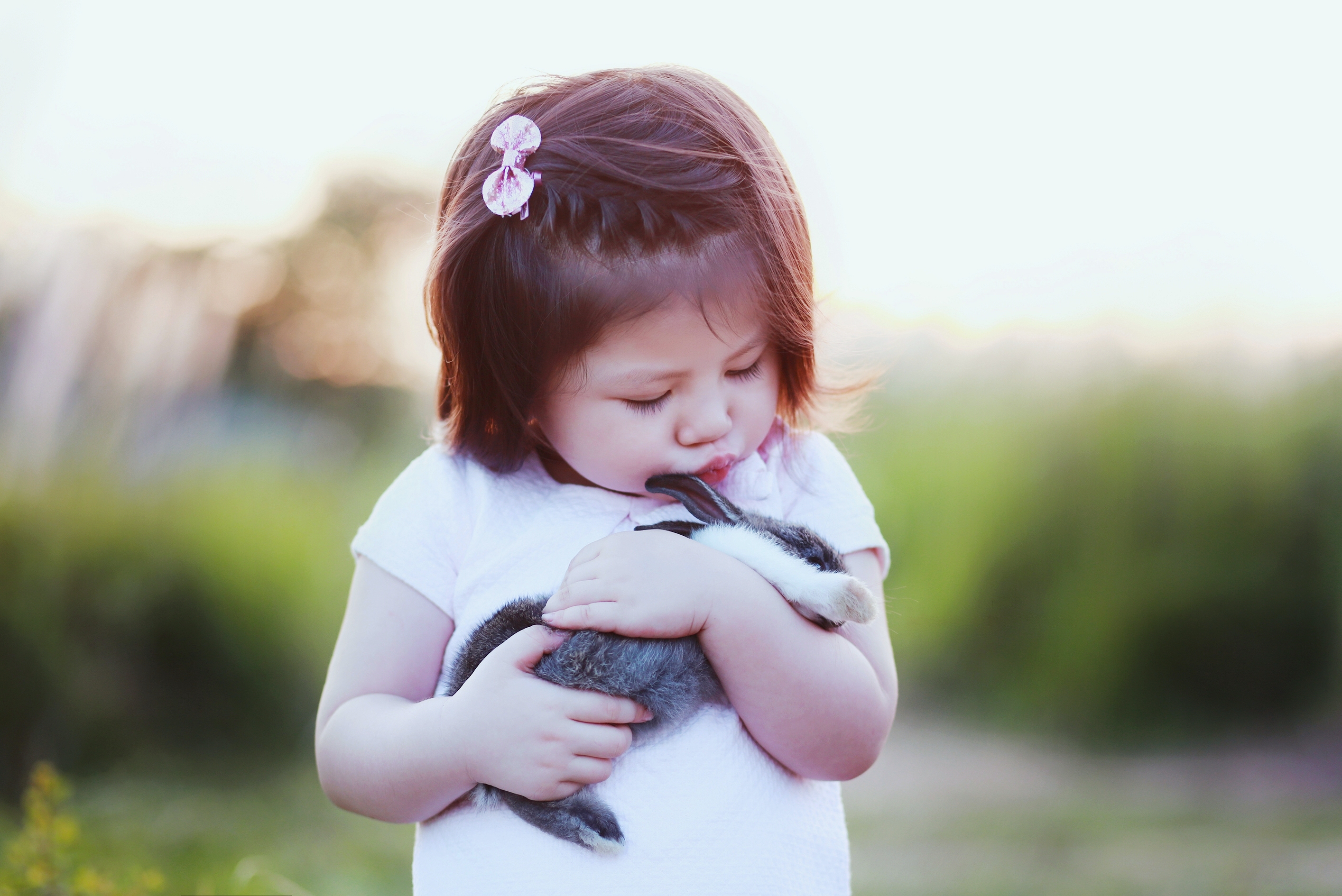 Малышка крепко держала. Девочка с кроликом. Маленькая девочка с кроликом. Девочка с кроликом в руках. Авы для девочек.