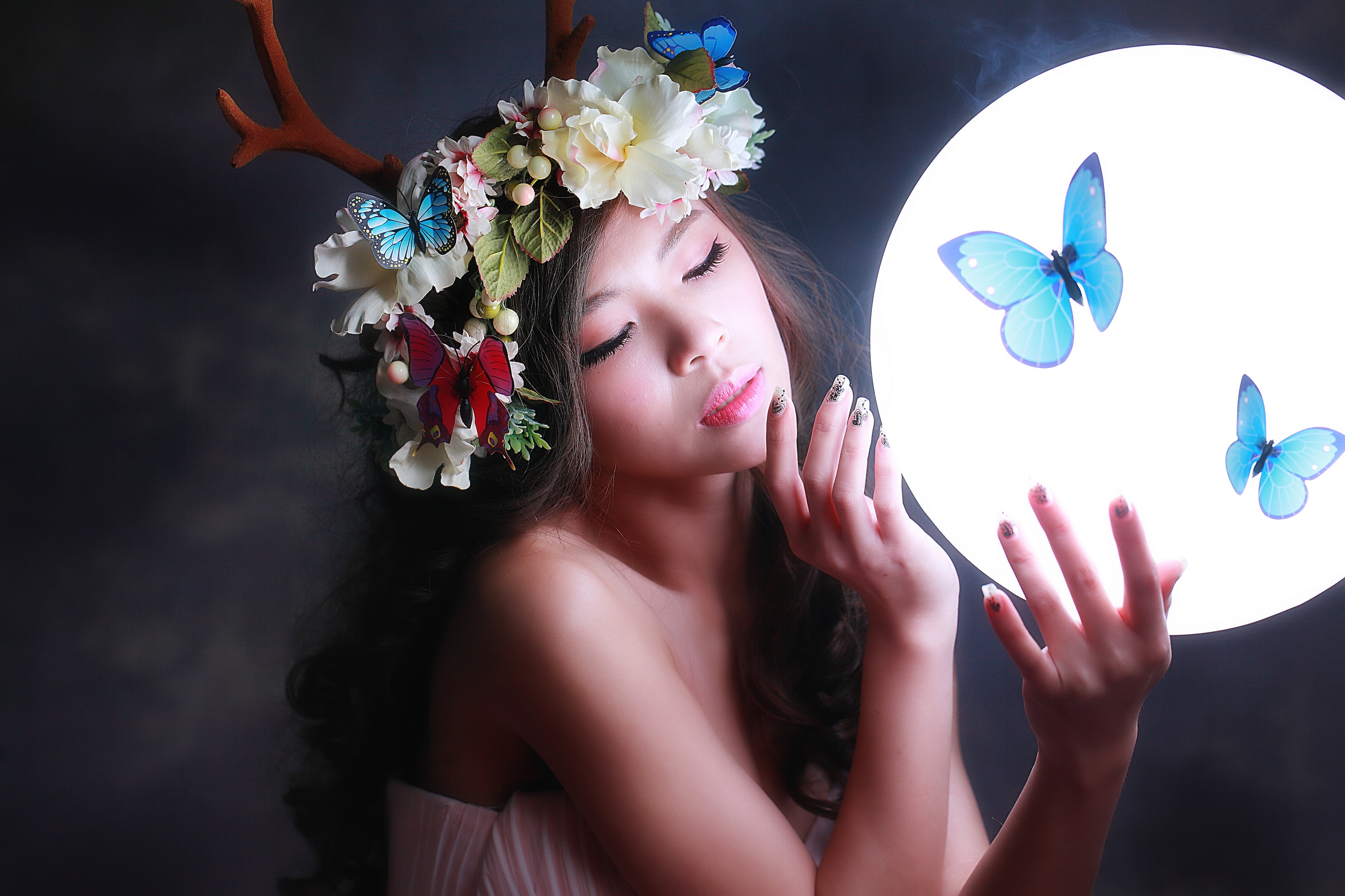 Девушка с бабочками на руках без смс