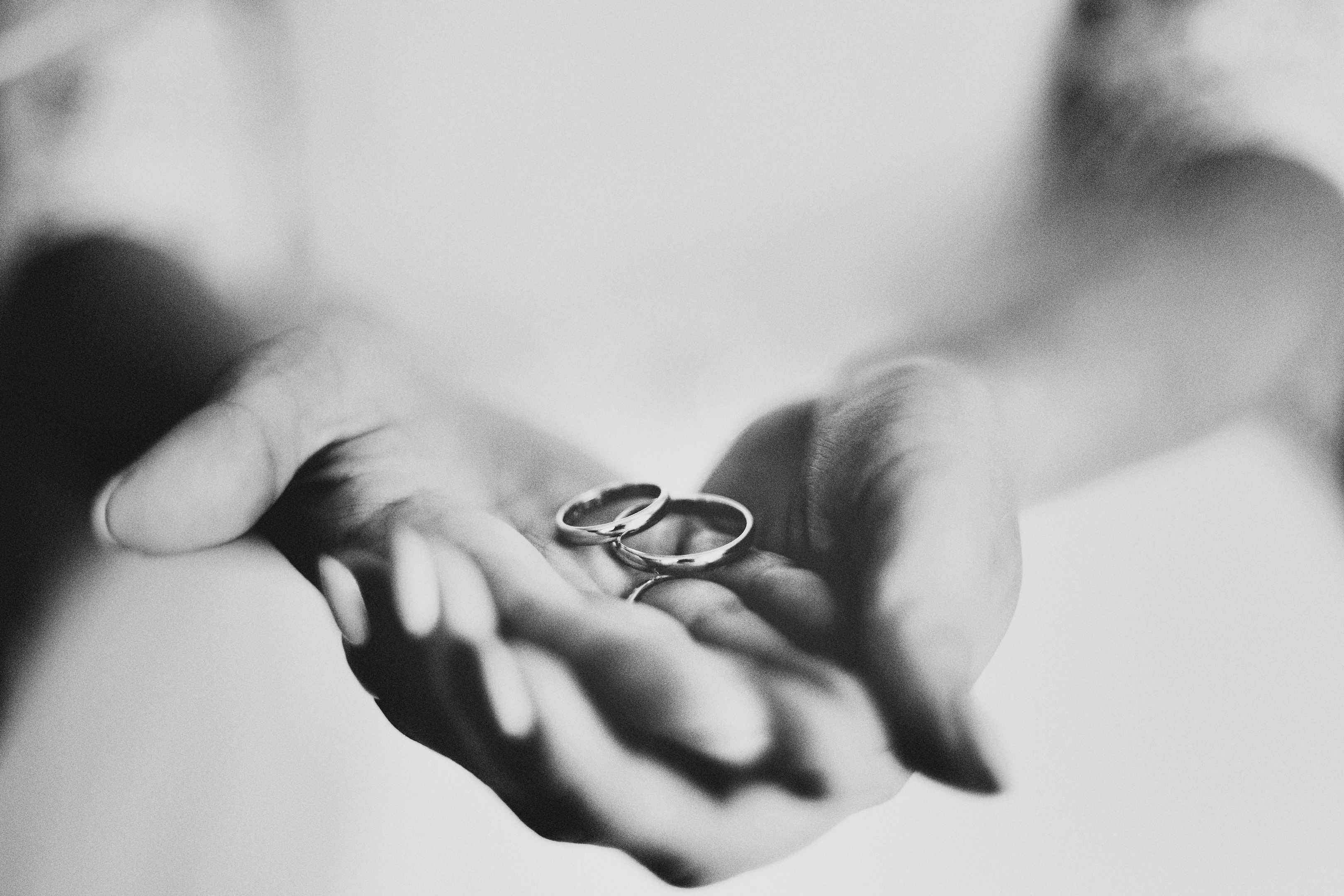 Обои чёрно-белое, руки, кольца, обручальные, black and white, hands, ring, wedding разрешение 3240x2160 Загрузить