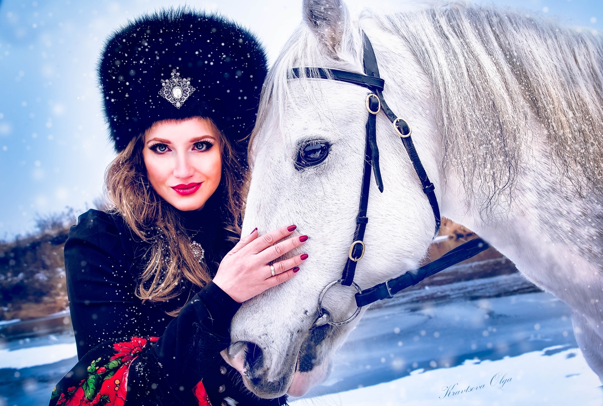 Русская девушка с лошадью. Зимняя фотосессия с лошадью. Фотосессия с лошадью зимой.