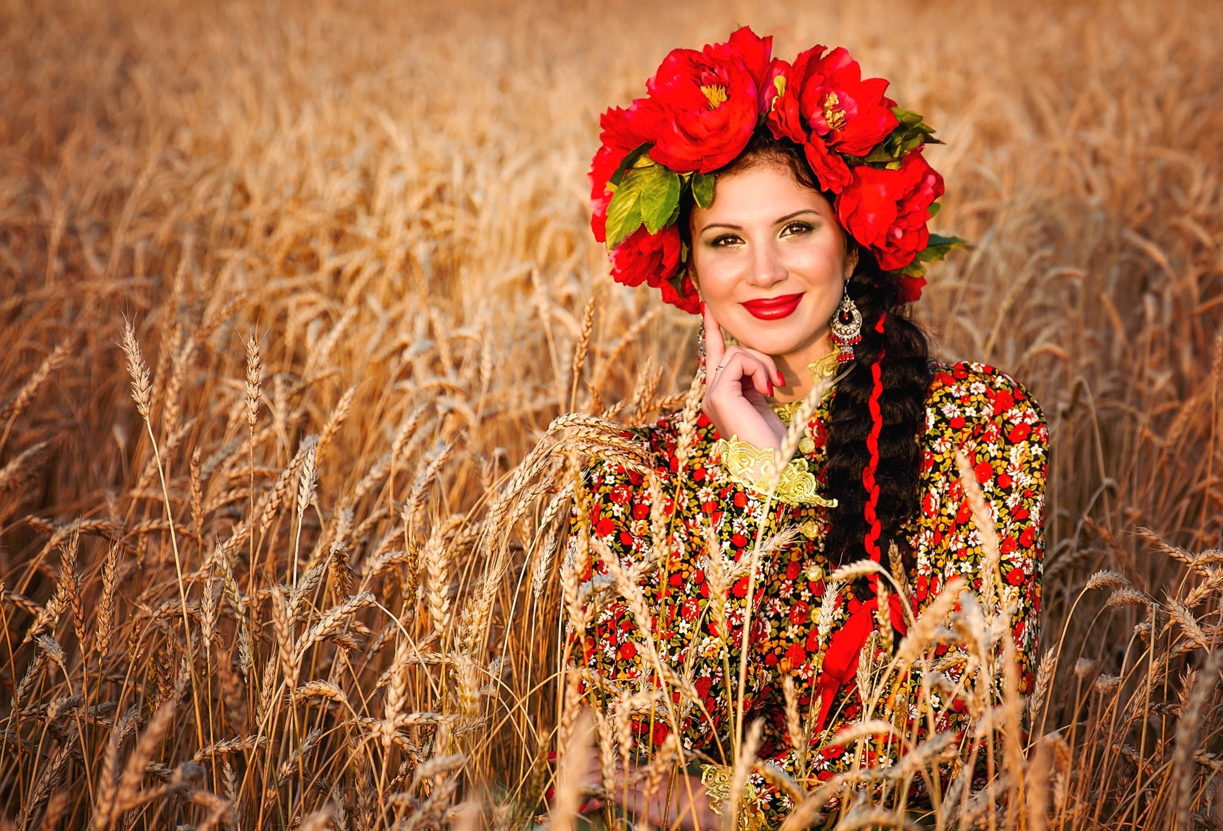 Фото на украинском. Украинка в венке. Украинские народные прически. Красивые Украинки с венком. Образ украинской красавицы.