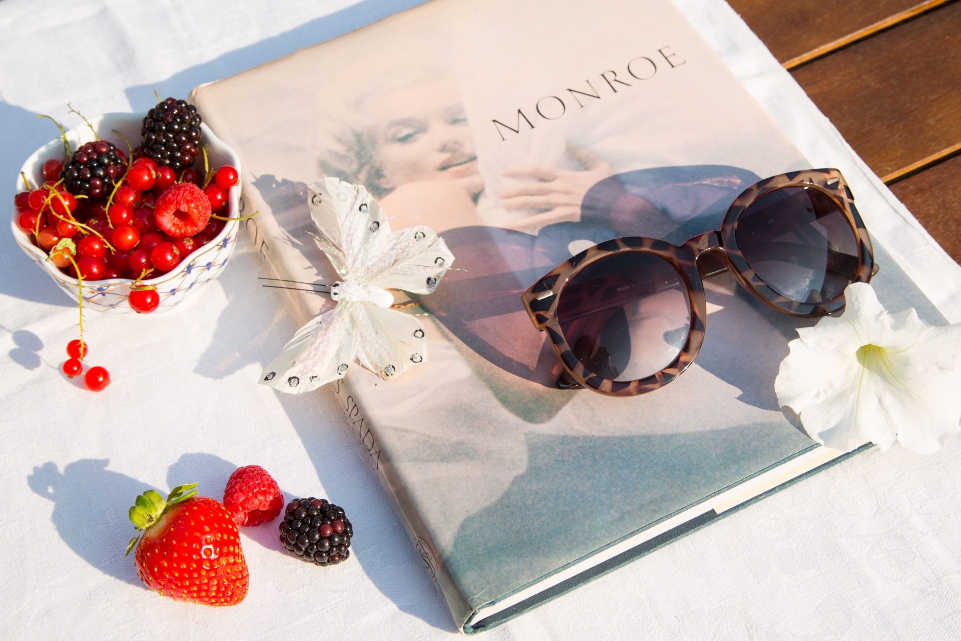 Обои очки, бабочка, ягоды, книга, монро, glasses, butterfly, berries, book, monroe разрешение 1920x1280 Загрузить